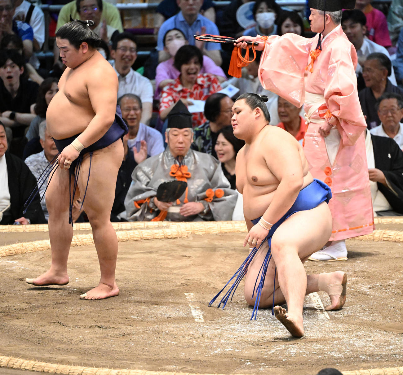 平戸海（奥）は突き落としで大の里を破る（撮影・和賀正仁）