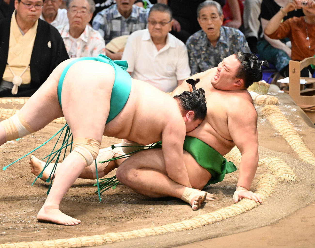 一山本（左）は押し倒しで朝乃山を破る（撮影・和賀正仁）