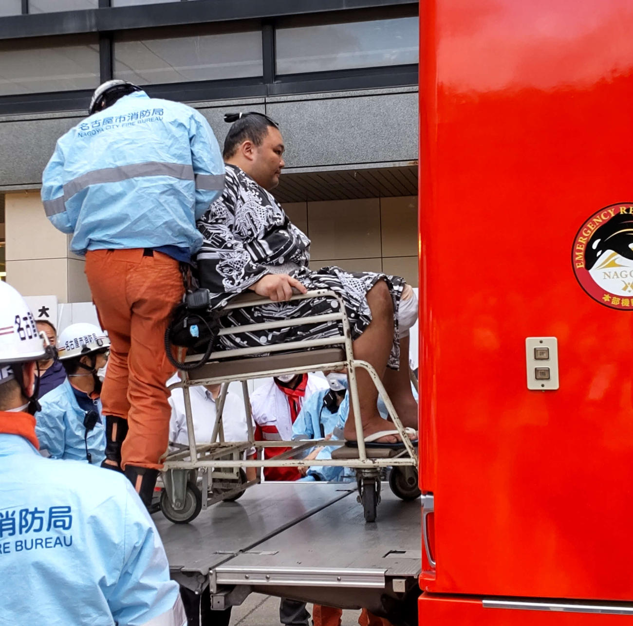 左膝を痛めた朝乃山は、車いすで名古屋市消防局ハイパーレスキュー隊の特殊車両に乗せられ、病院へ向かった