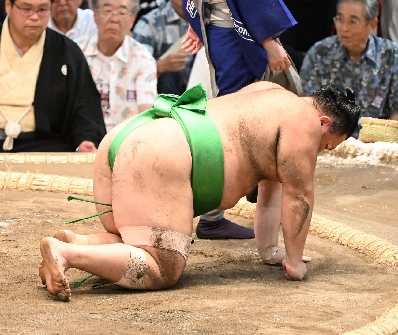 一山本（左）に押し倒しで敗れた朝乃山（撮影・和賀正仁）