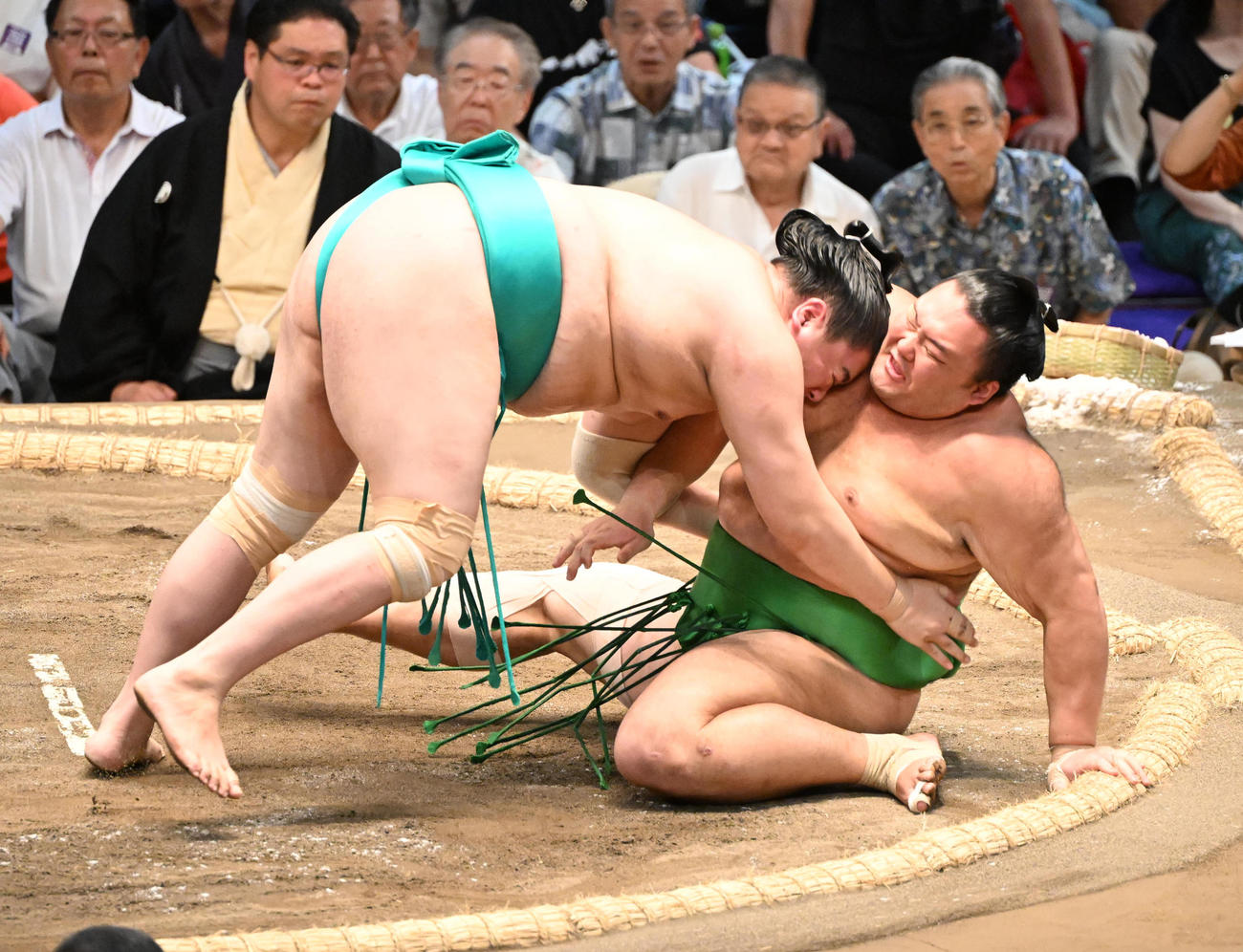 一山本（左）は押し倒しで朝乃山を破る（撮影・和賀正仁）