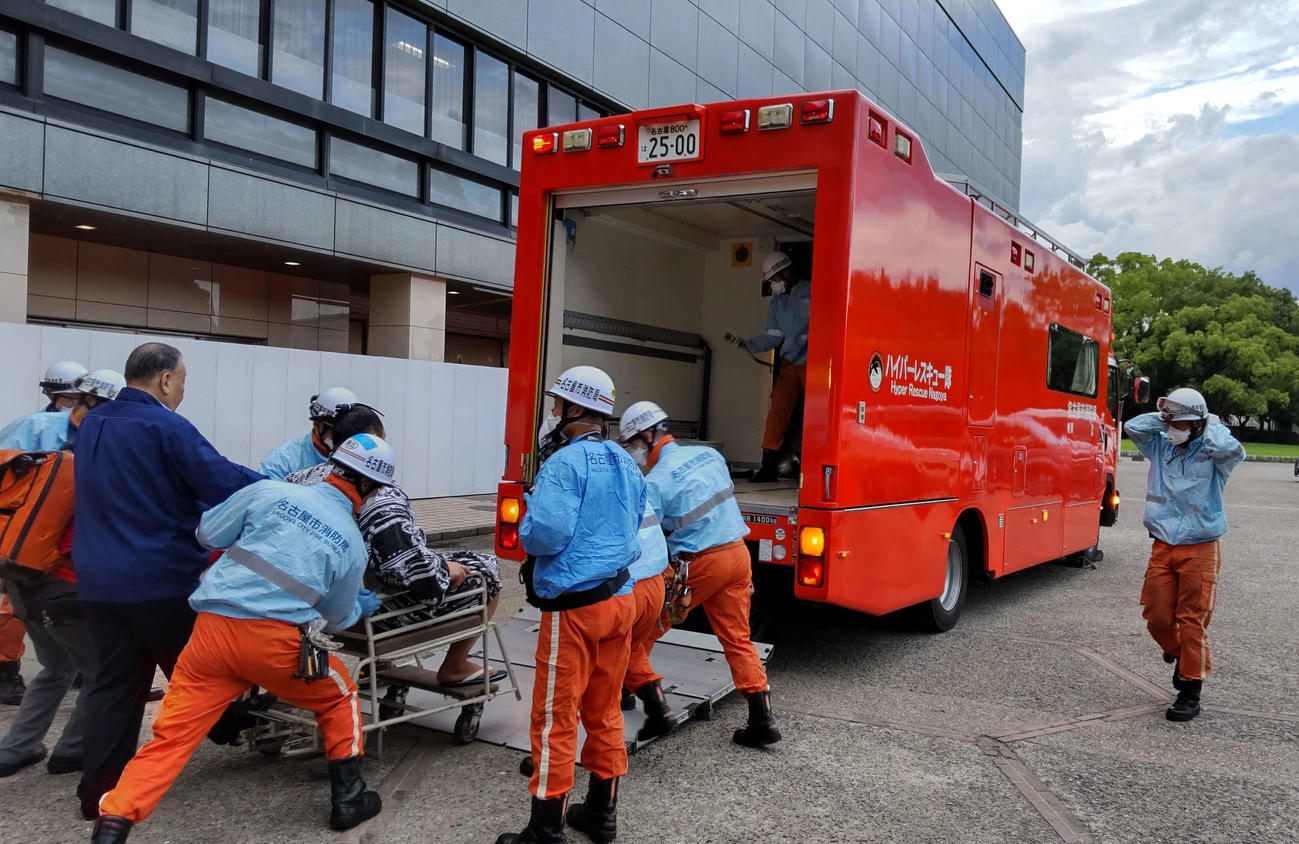 左膝を痛めた朝乃山は、車いすで名古屋市消防局ハイパーレスキュー隊の特殊車両に乗せられ、病院へ向かった
