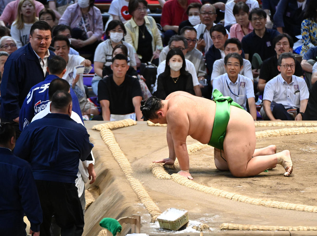 足を負傷しうずくまる朝乃山（右）（撮影・森本幸一）