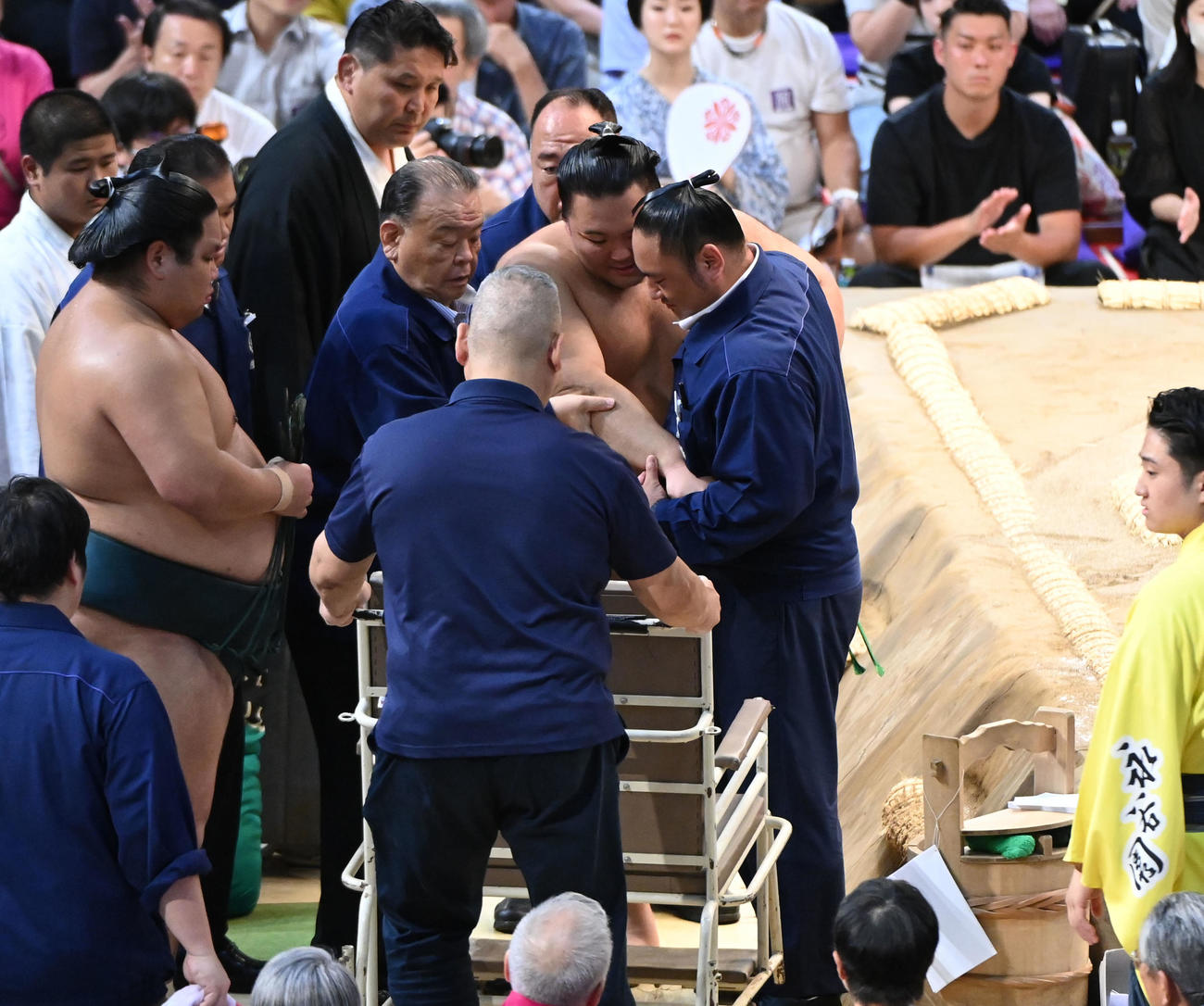 足を負傷し車椅子に乗せられ退場する朝乃山（撮影・森本幸一）