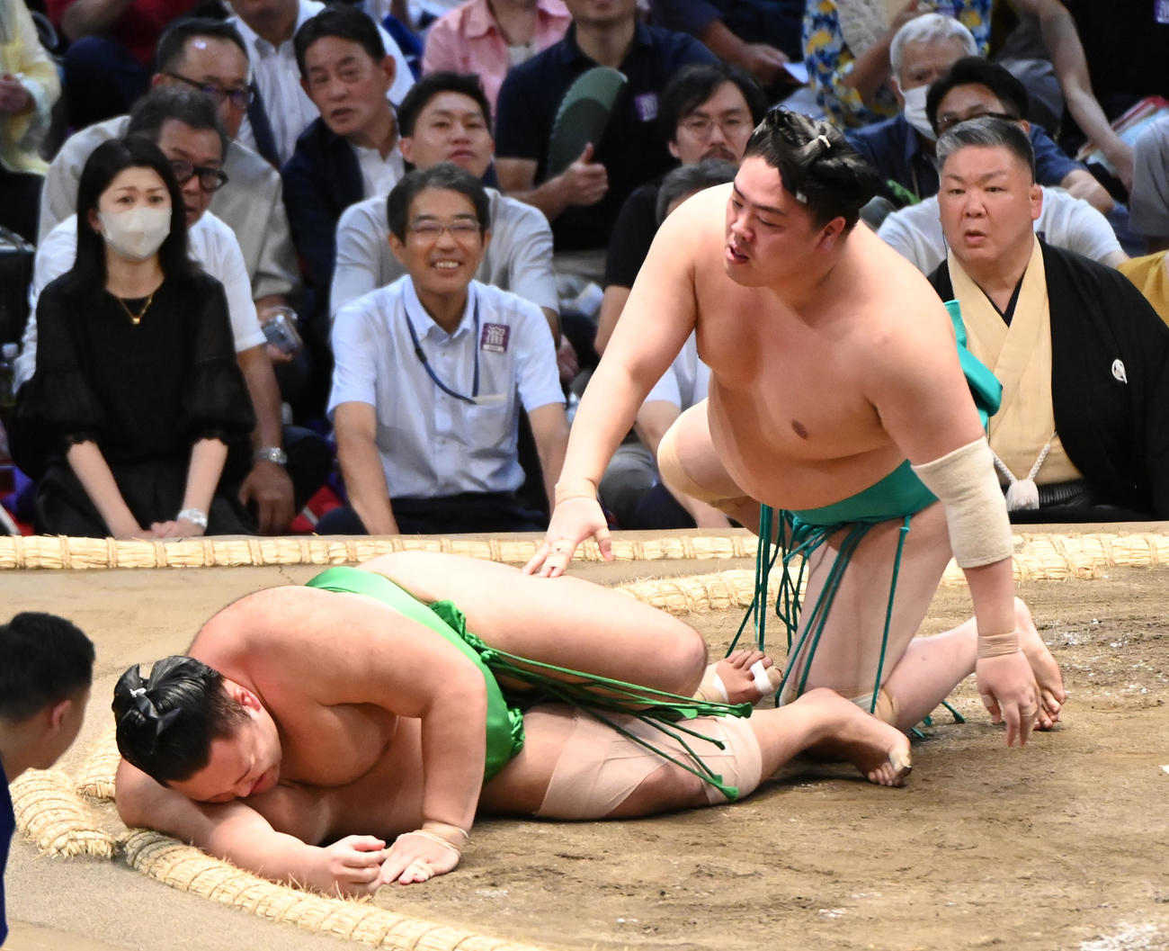 一山本（右）が朝乃山を押し倒しで破る（撮影・森本幸一）