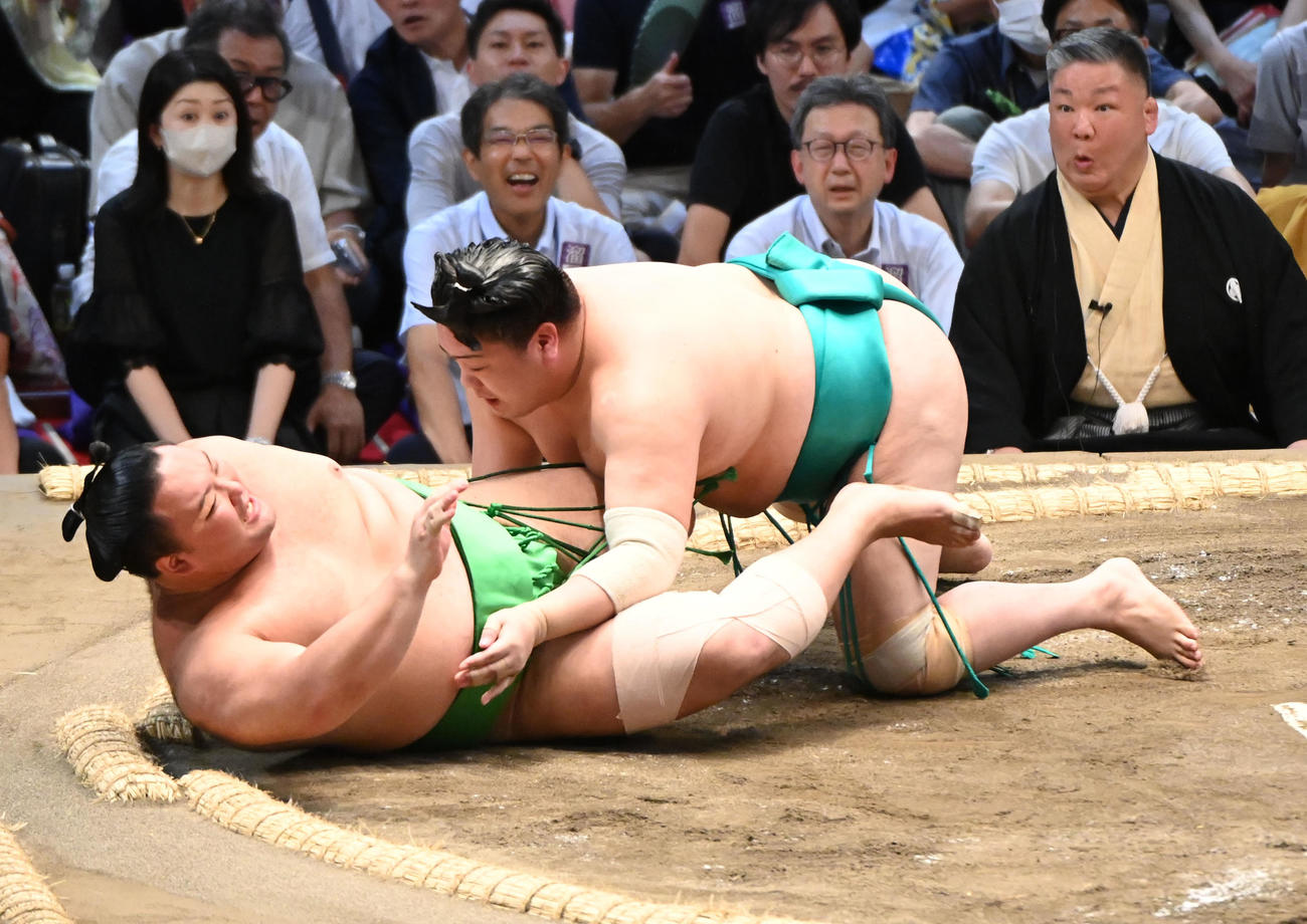 一山本（右）が朝乃山を押し倒しで破る（撮影・森本幸一）