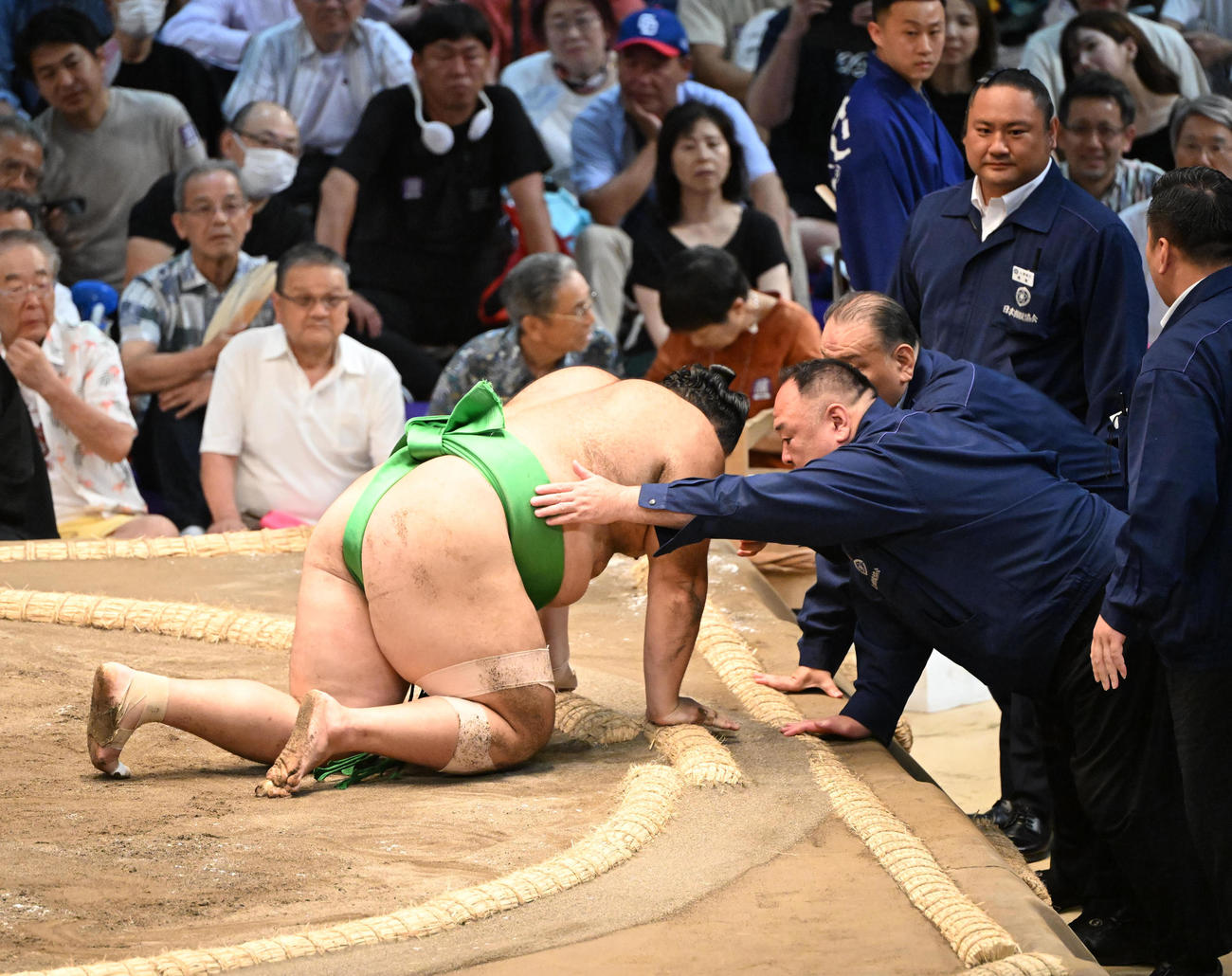 一山本（左）に押し倒しで敗れた朝乃山（撮影・和賀正仁）