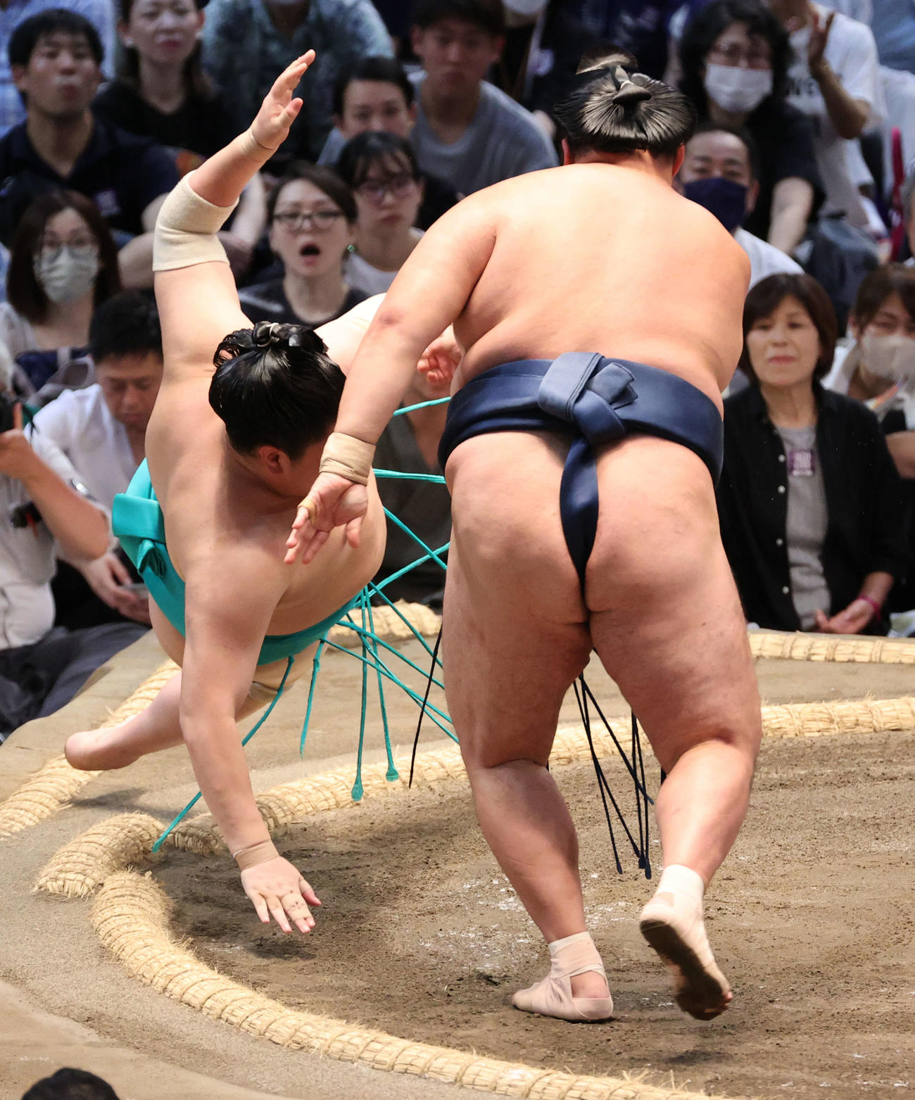 玉鷲（右）は突き落としで一山本を破る（撮影・加藤孝規）