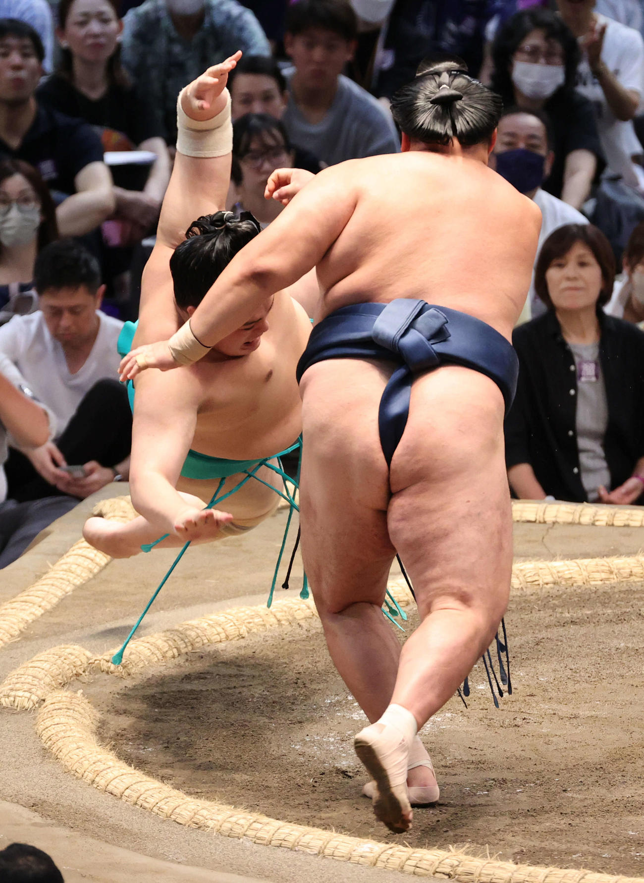 玉鷲（右）は突き落としで一山本を破る（撮影・加藤孝規）