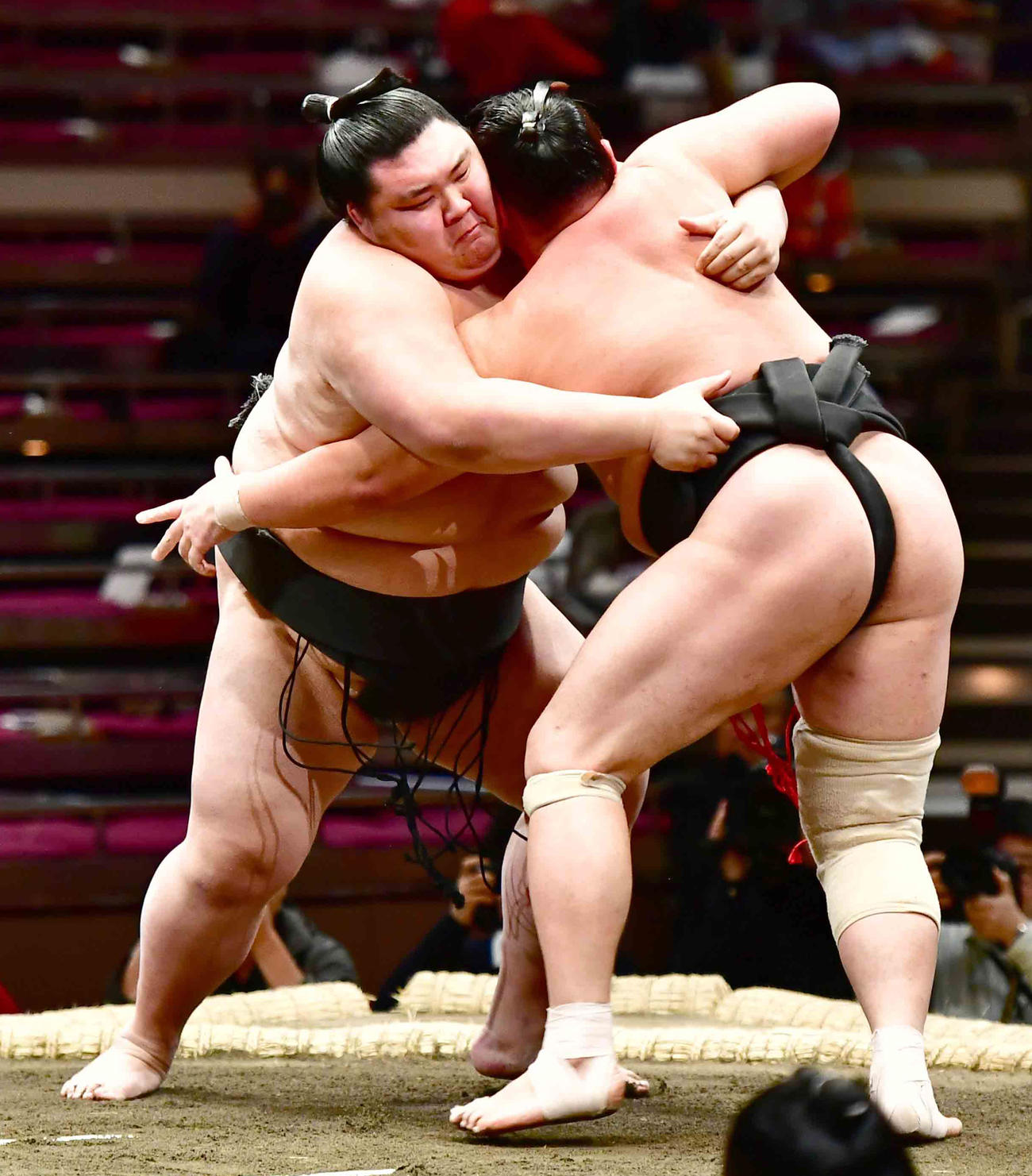 朝弁慶（左）は寄り切りで琴誠剛を下し三段目優勝を飾る（2019年1月25日撮影）