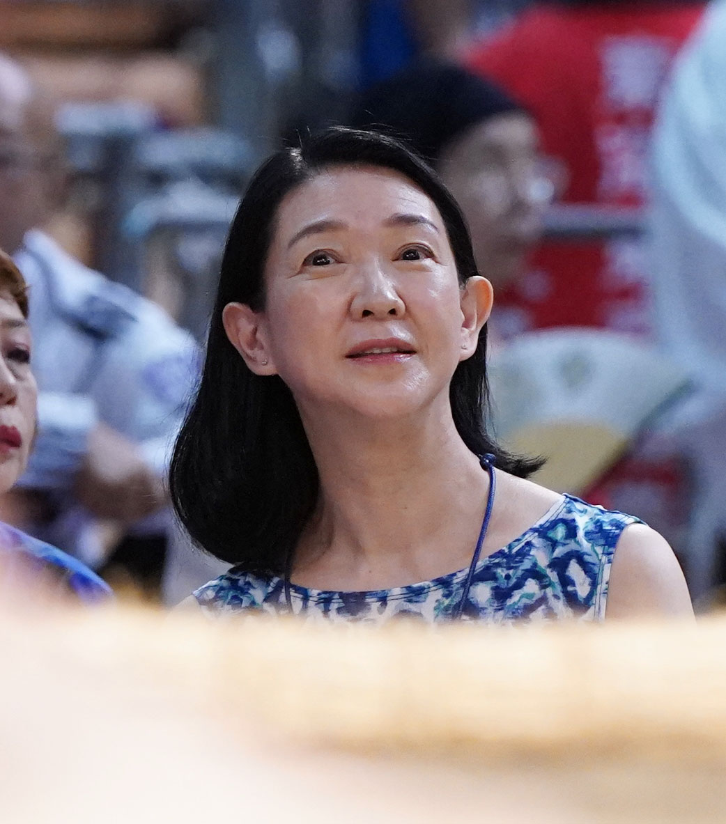観戦する紺野美沙子（撮影・森本幸一）