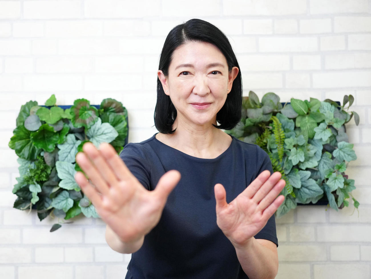 カメラに向かいポーズを決める横綱審議委員の紺野美沙子さん（22年6月撮影）