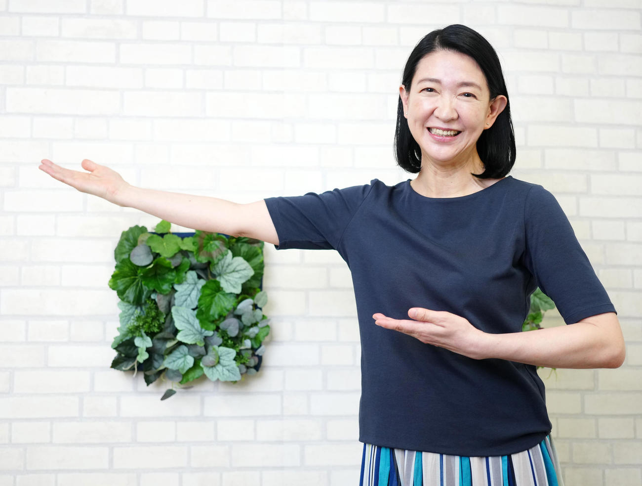 カメラに向かいポーズを決める横綱審議委員の紺野美沙子さん（22年6月撮影）