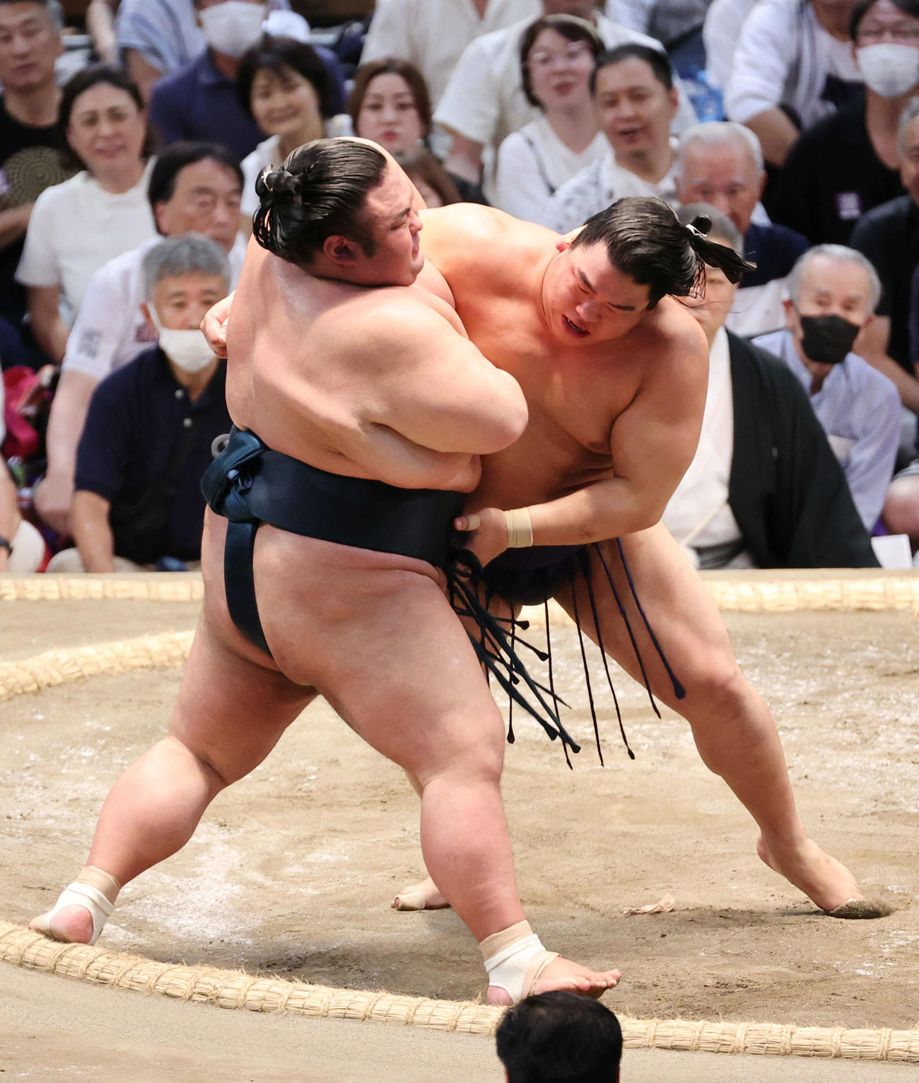 平戸海（奥）は寄り切りで貴景勝を破る（撮影・加藤孝規）