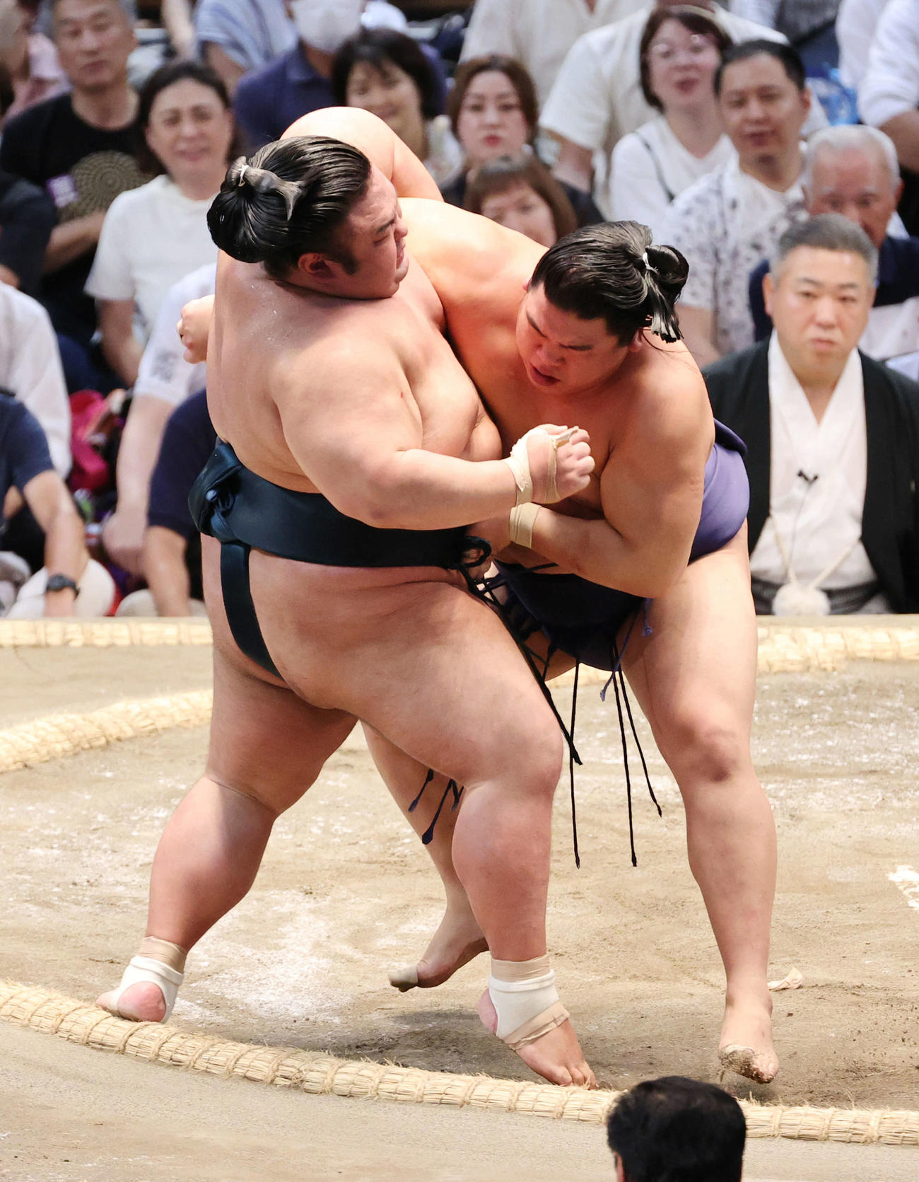 平戸海は寄り切りで貴景勝を破る（撮影・加藤孝規）