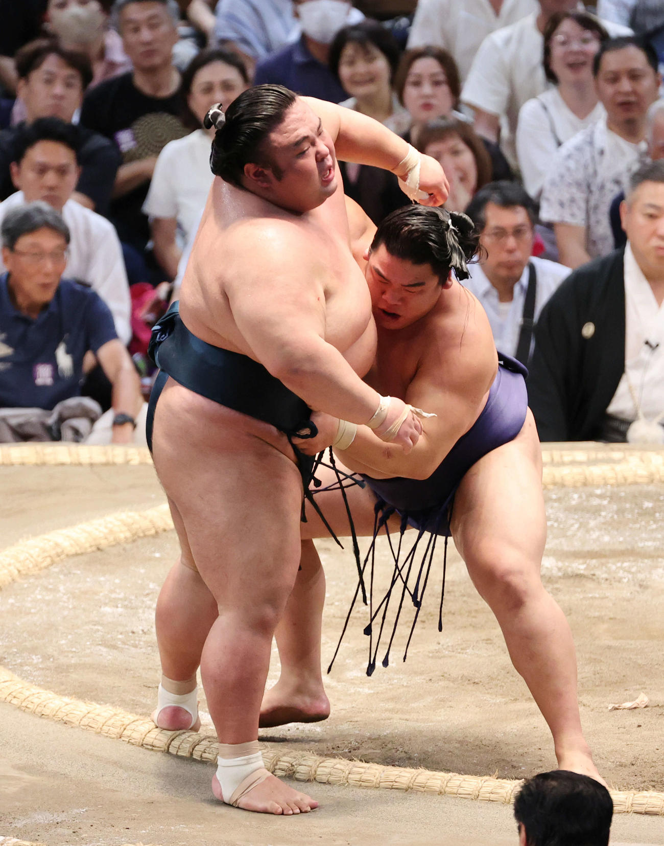 平戸海は寄り切りで貴景勝を破る（撮影・加藤孝規）