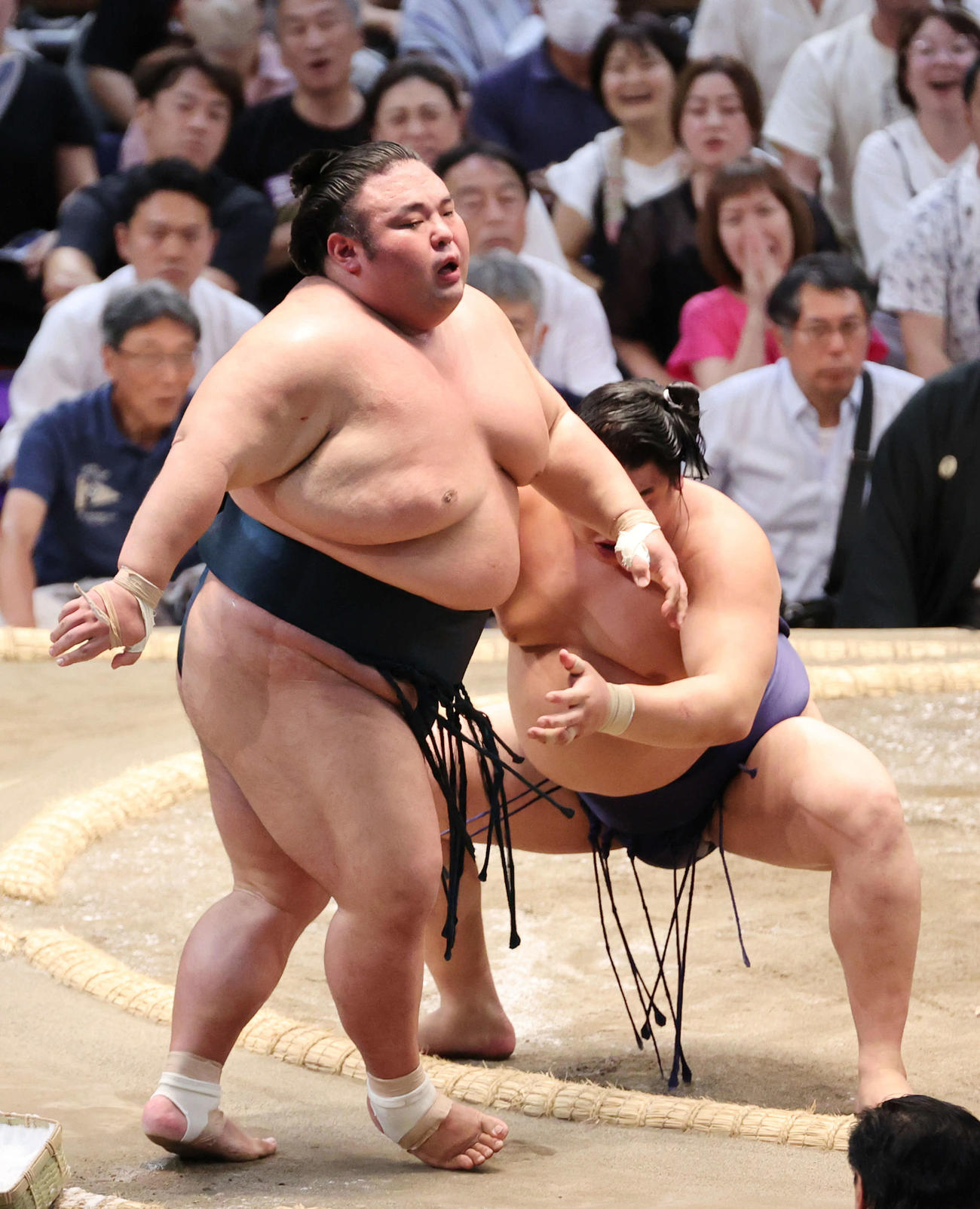 平戸海（奥）に寄り切りで敗れる貴景勝（撮影・加藤孝規）