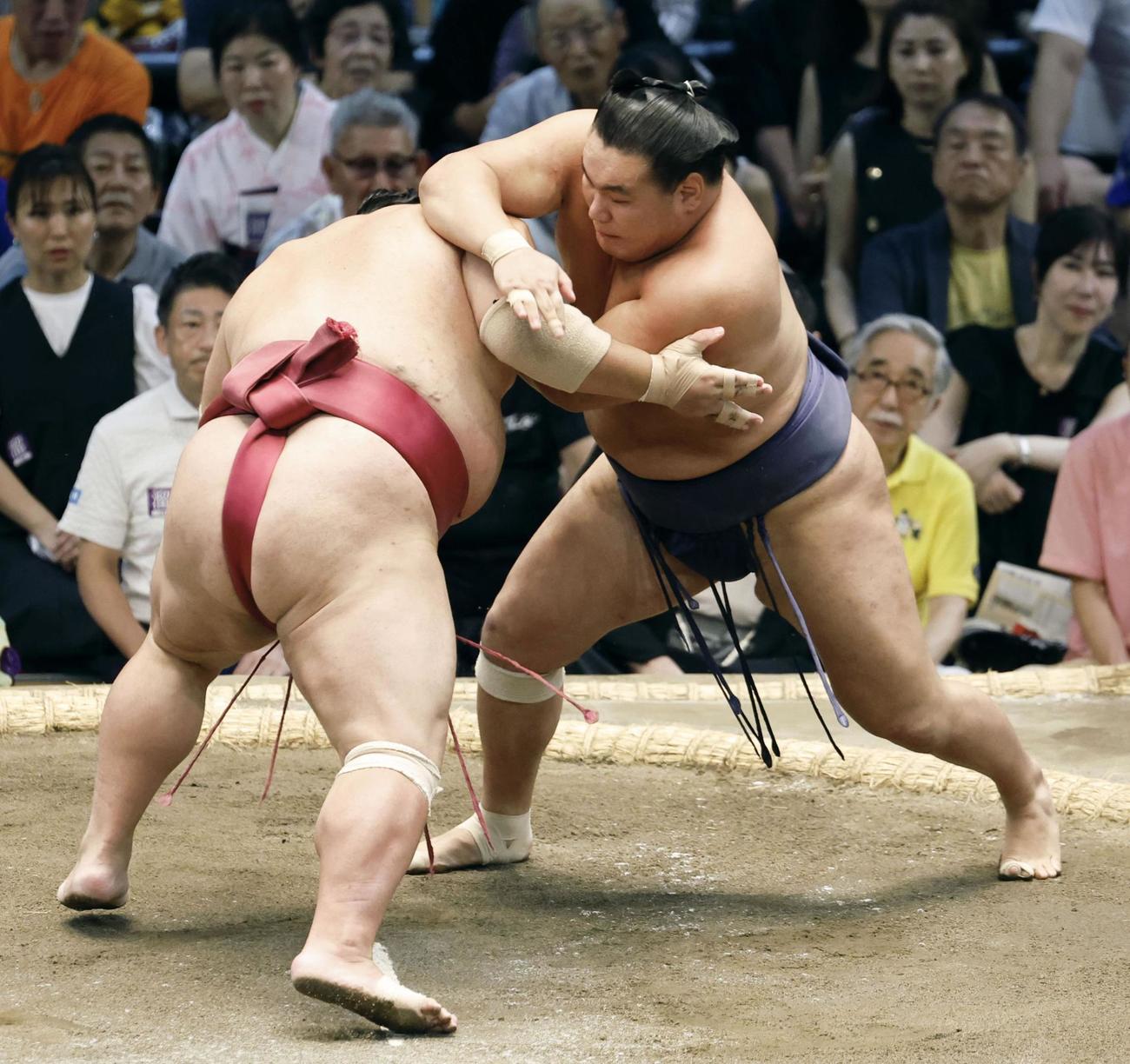 豊昇龍（右）がはたき込みで大栄翔を下す＝ドルフィンズアリーナ（共同）