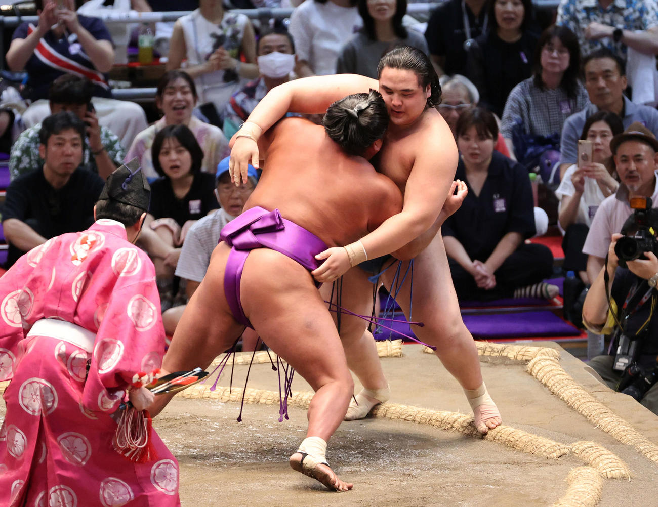 尊富士は寄り切りで阿武剋を破る（撮影・加藤孝規）