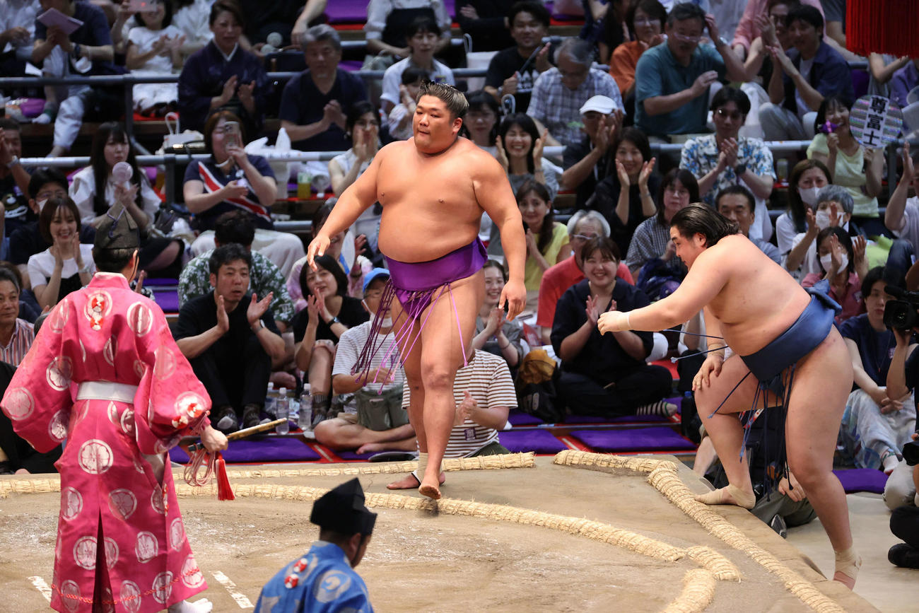 尊富士（中央）は寄り切りで阿武剋を破る（撮影・加藤孝規）