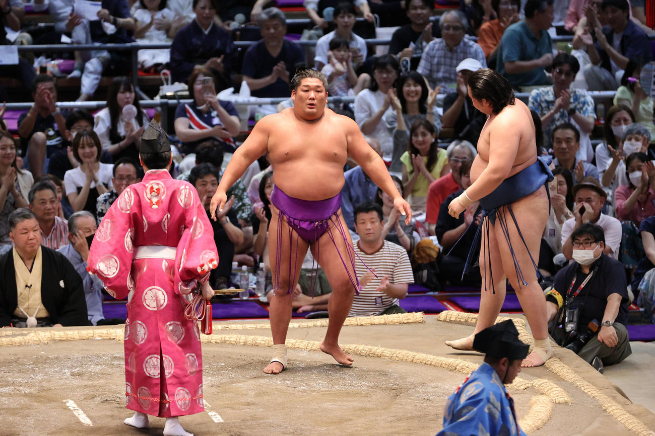 尊富士（中央）は寄り切りで阿武剋を破る（撮影・加藤孝規）