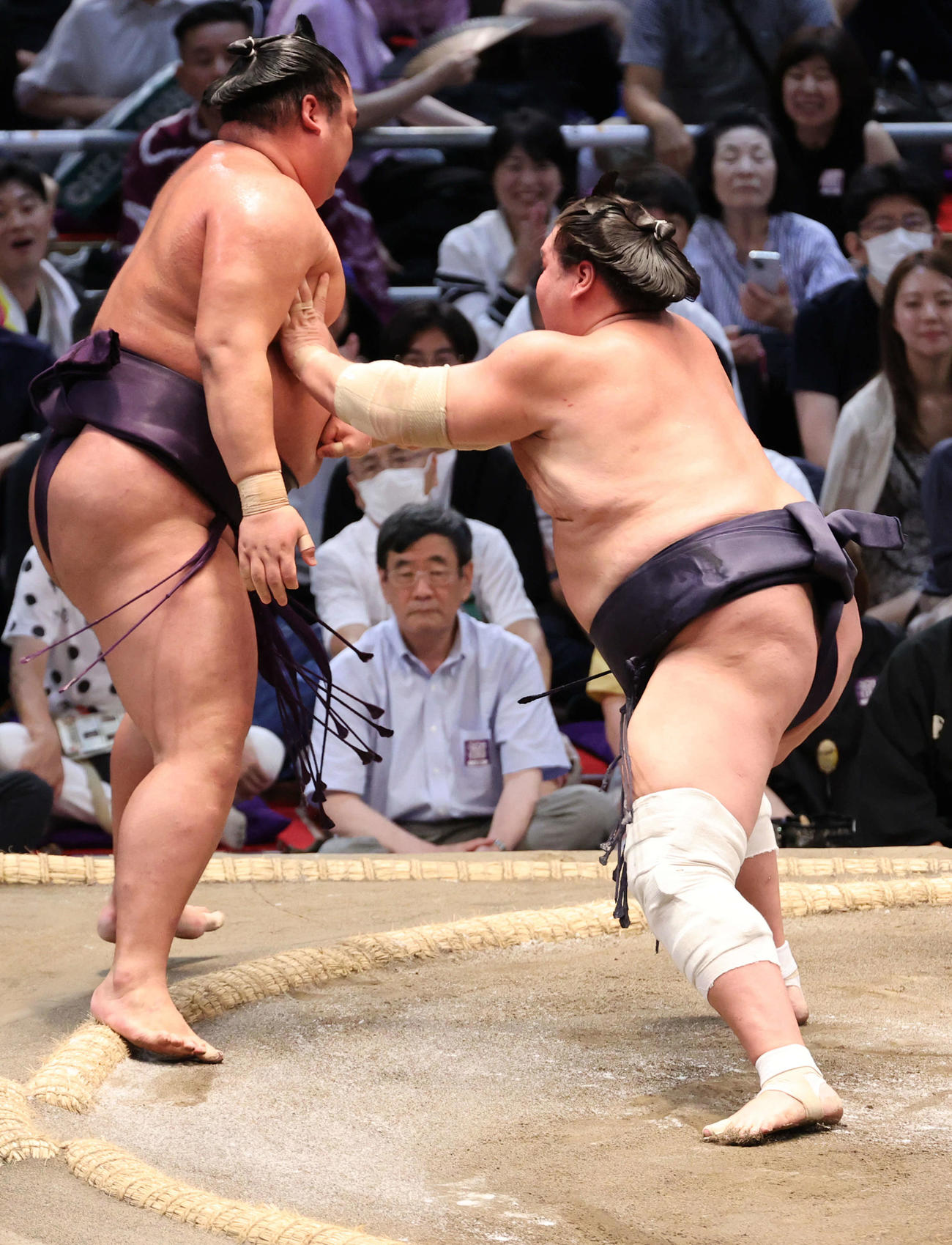 照ノ富士は押し出しで湘南乃海を破る（撮影・加藤孝規）