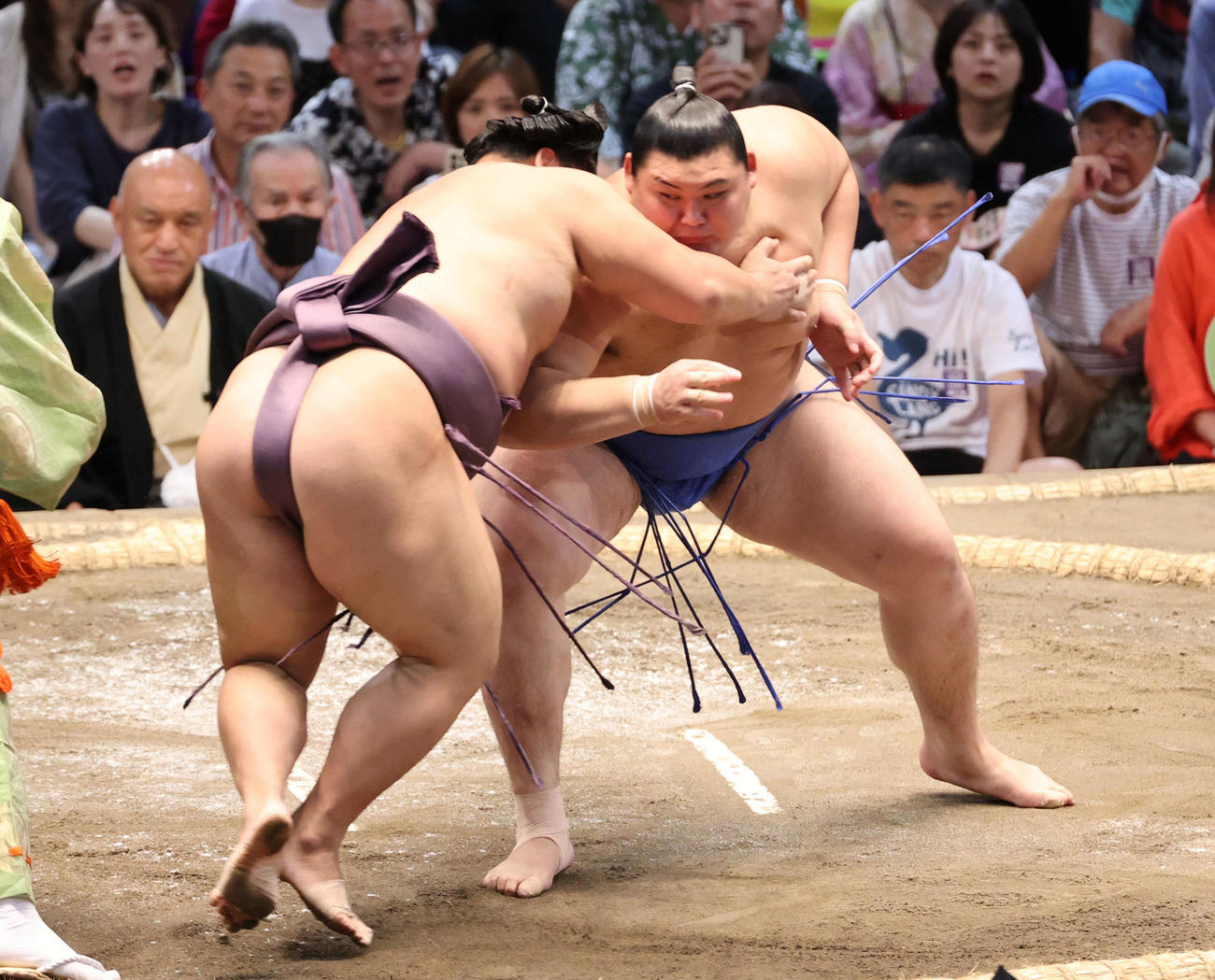 大の里は押し出しで翔猿を破る（撮影・加藤孝規）