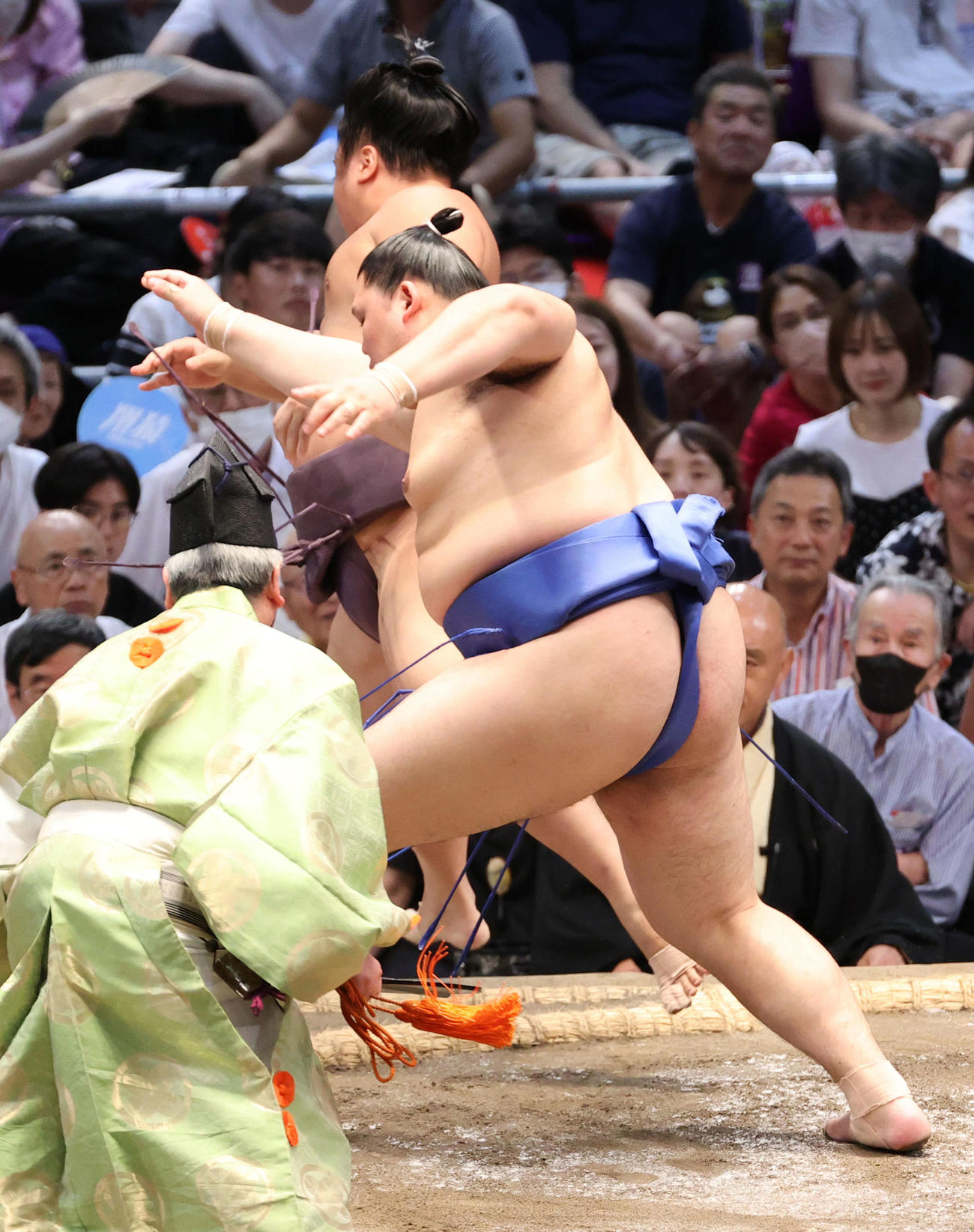 大の里は押し出しで翔猿を破る（撮影・加藤孝規）