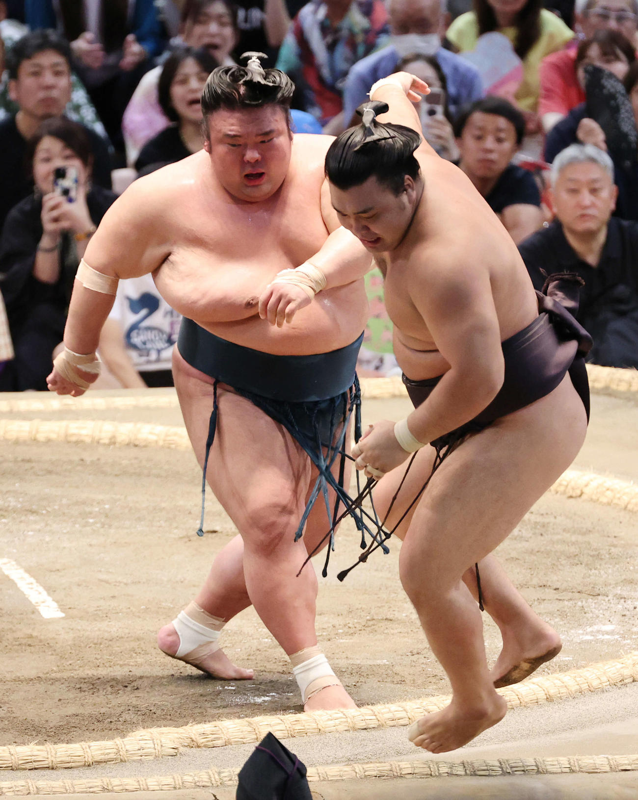 貴景勝は押し出しで霧島を破る（撮影・加藤孝規）