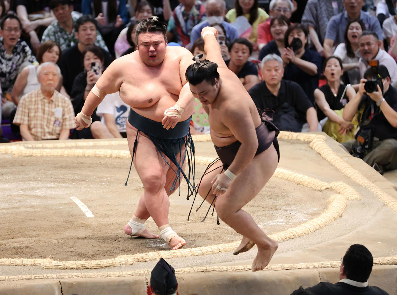 貴景勝は押し出しで霧島を破る（撮影・加藤孝規）