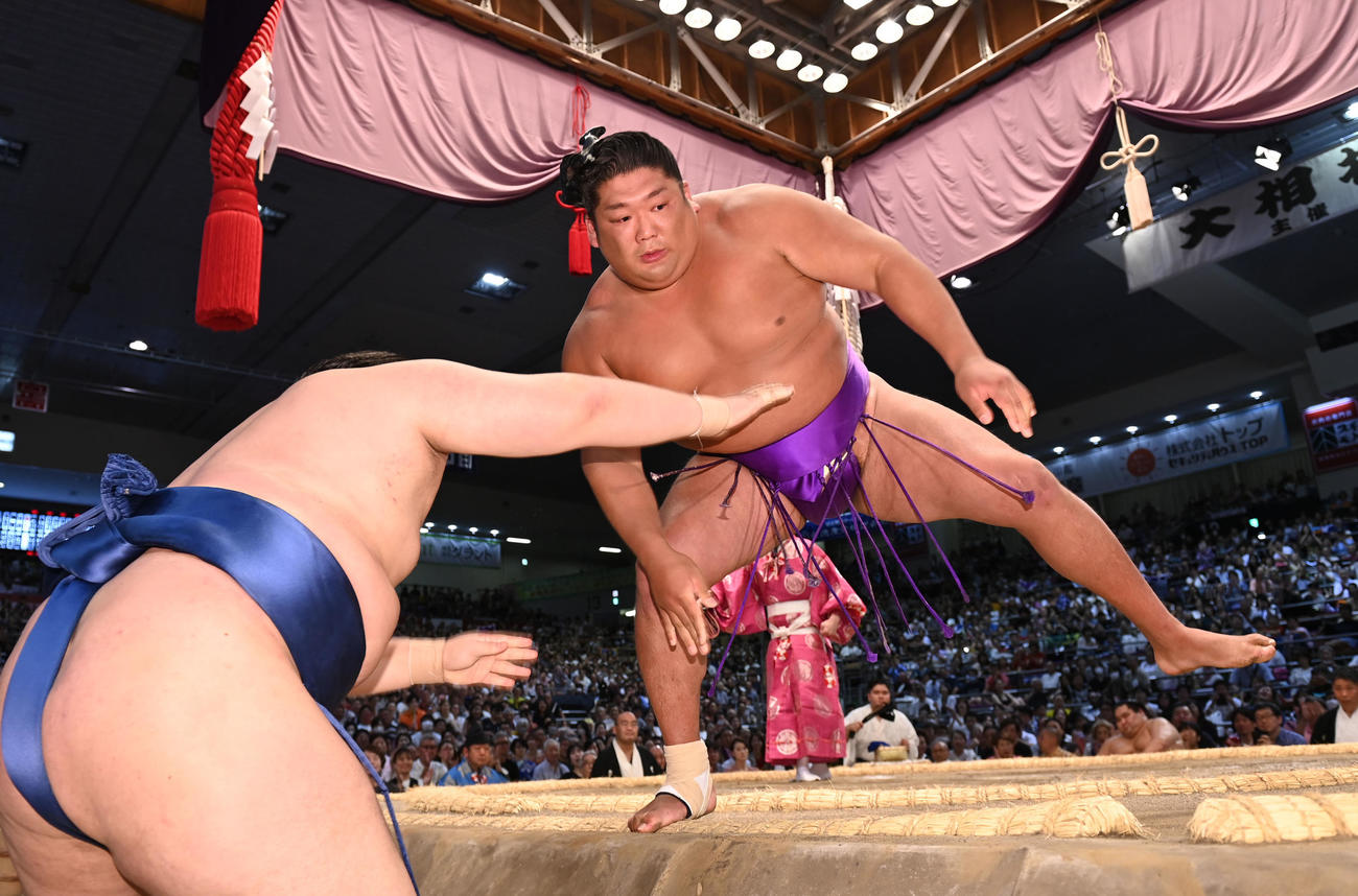 阿武剋を寄り切りで破る尊富士（右）（撮影・森本幸一）