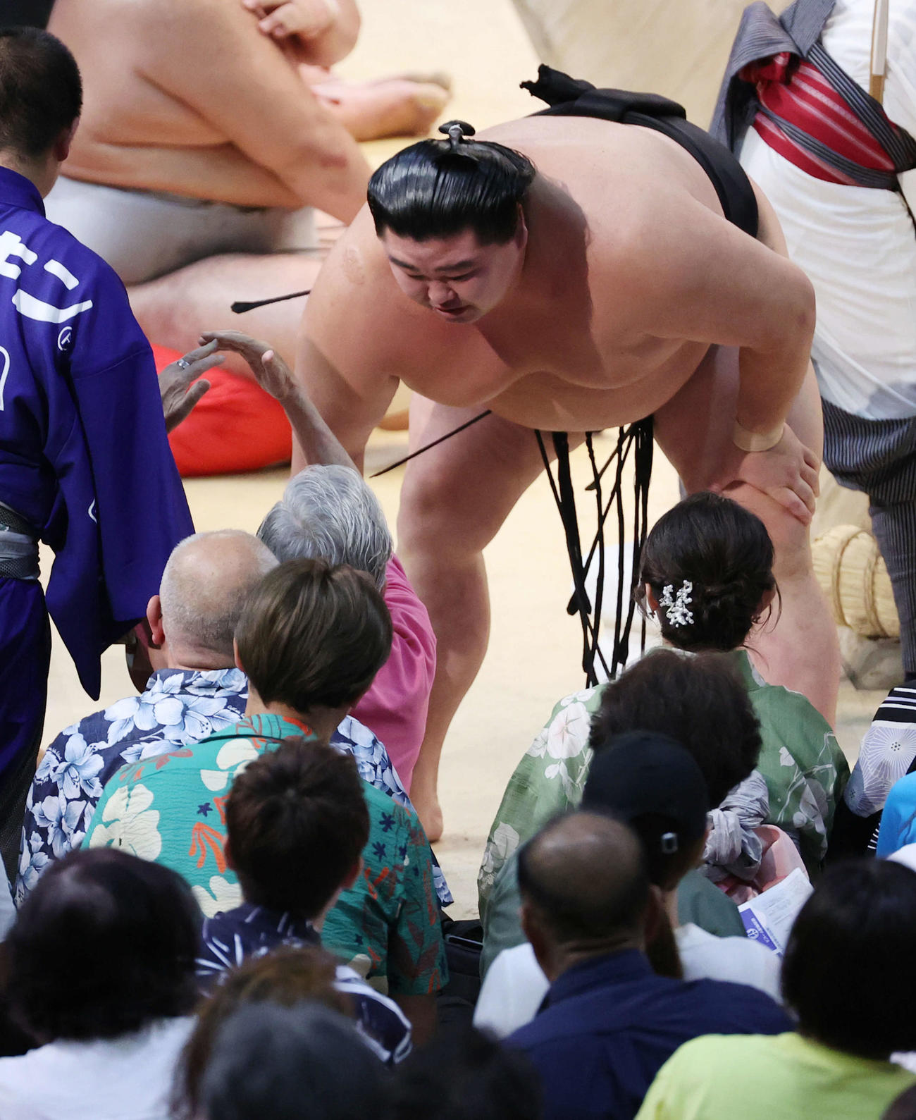 正代はあわや大村崑に激突（撮影・加藤孝規）