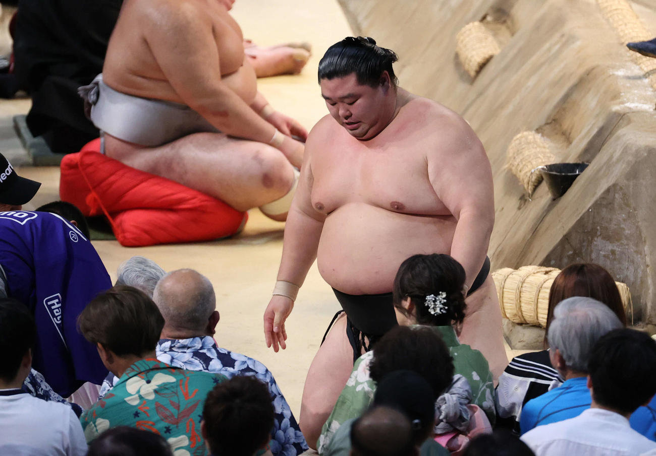 正代はあわや大村崑に激突（撮影・加藤孝規）