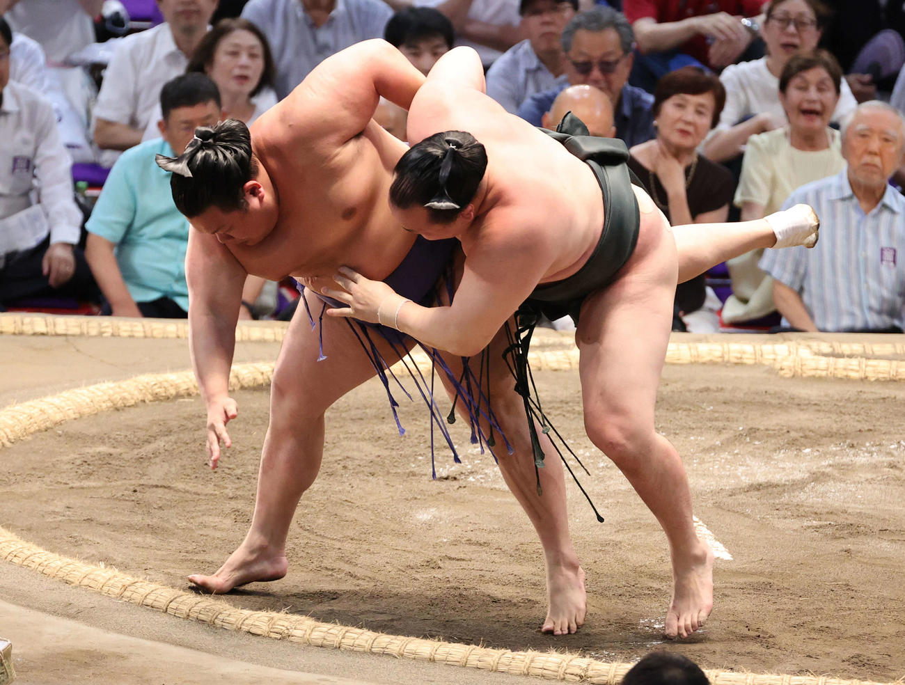 美ノ海（左）は下手投げで千代翔馬を破る（撮影・加藤孝規）