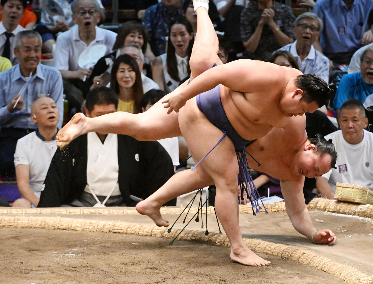 美ノ海（手前）は千代翔馬を下手投げで破る（撮影・前岡正明）