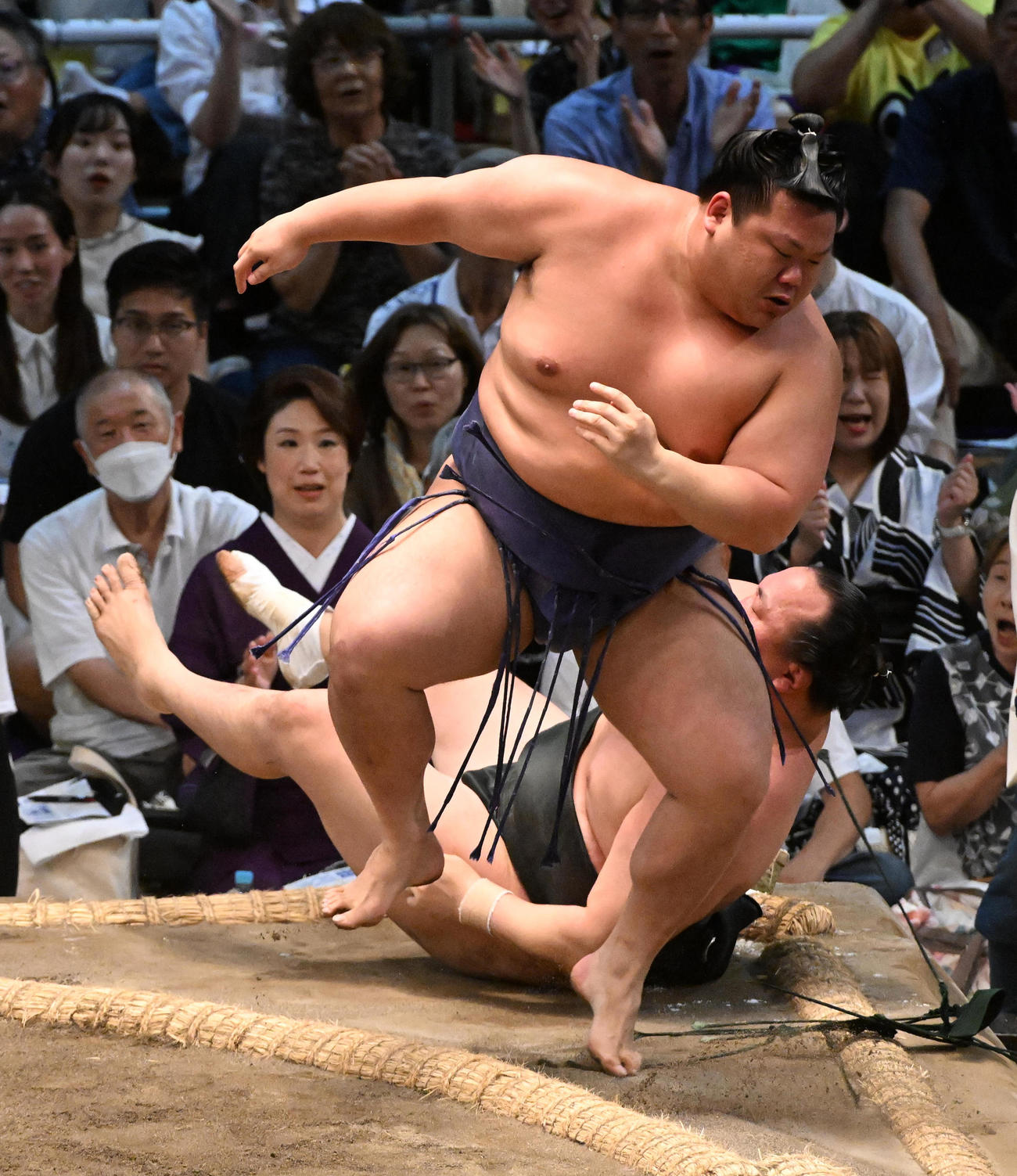 美ノ海（手前）は千代翔馬を下手投げで破る（撮影・前岡正明）