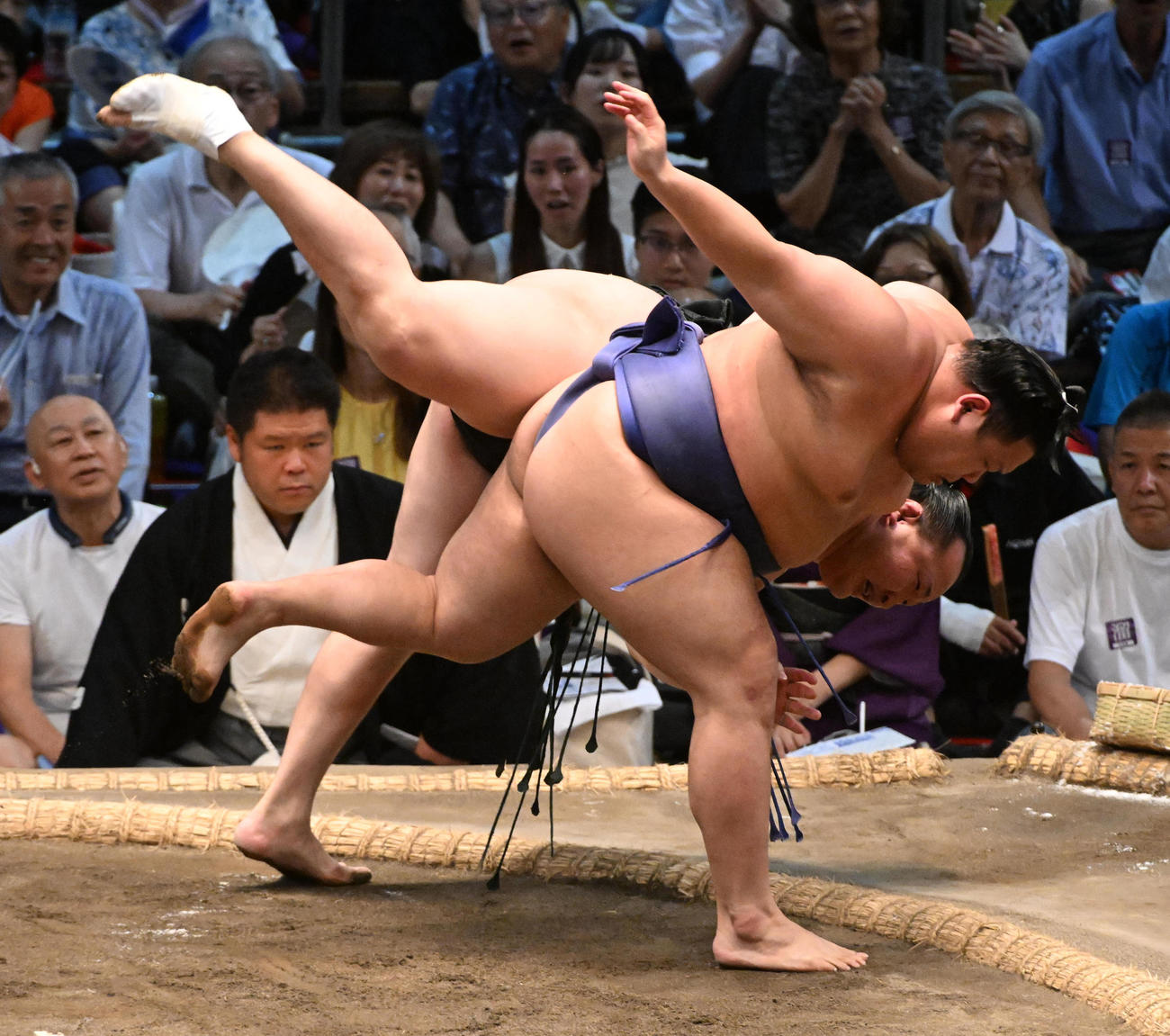 美ノ海（手前）は千代翔馬を下手投げで破る（撮影・前岡正明）