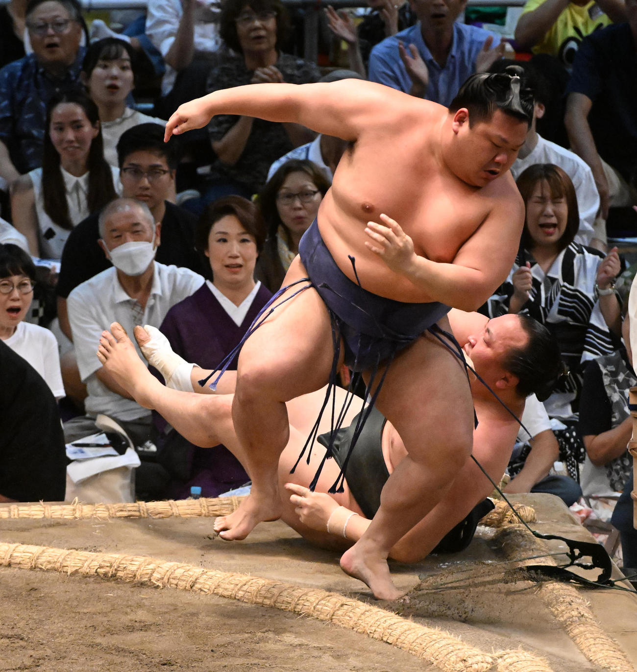 美ノ海（手前）は千代翔馬を下手投げで破る（撮影・前岡正明）