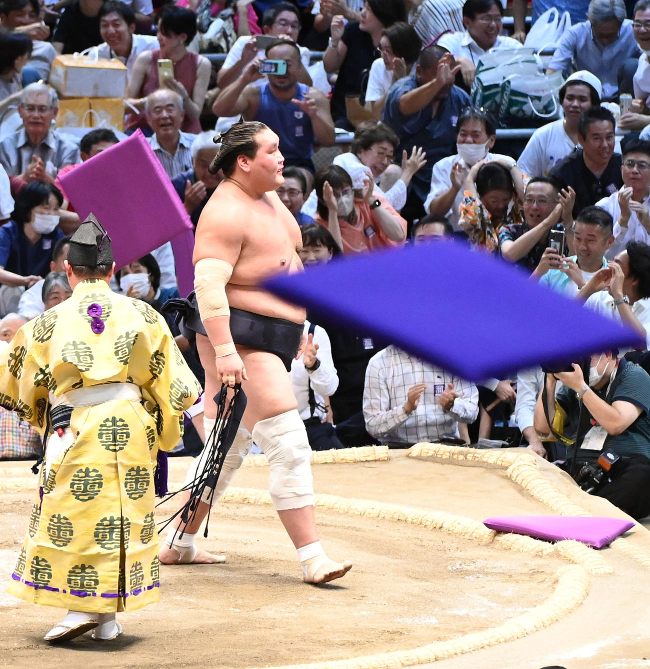 大の里に敗れ座布団が舞う中、土俵を降りる照ノ富士（撮影・森本幸一）