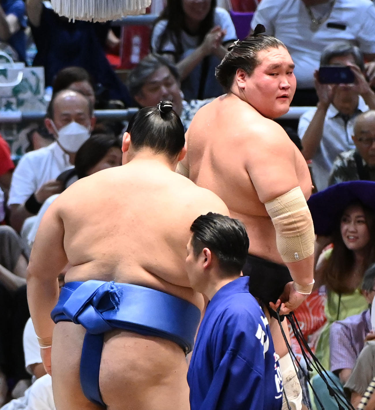 大の里を見つめる敗れた照ノ富士（右）（撮影・森本幸一）
