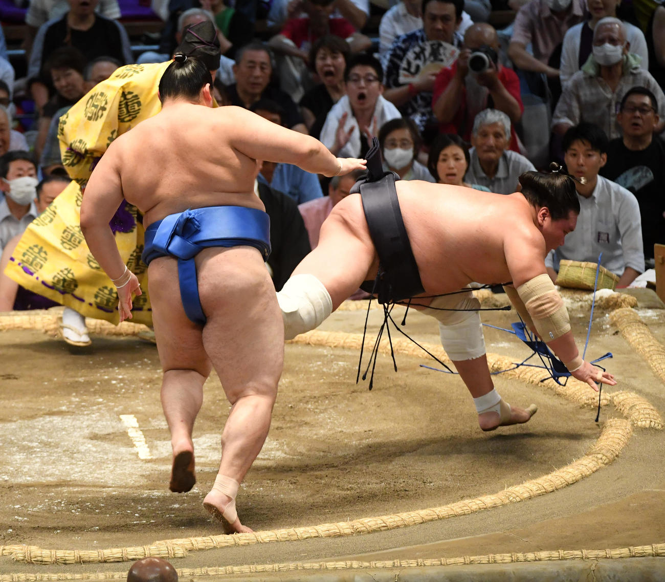 大の里（左）は突き落としで照ノ富士を破る（撮影・前岡正明）