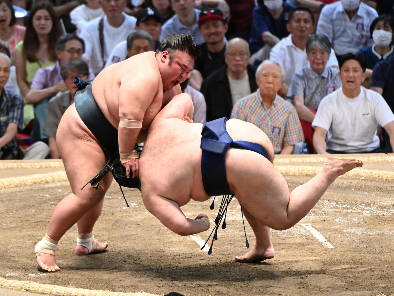 貴景勝（左）は豪ノ山を突き落としで破る（撮影・森本幸一）