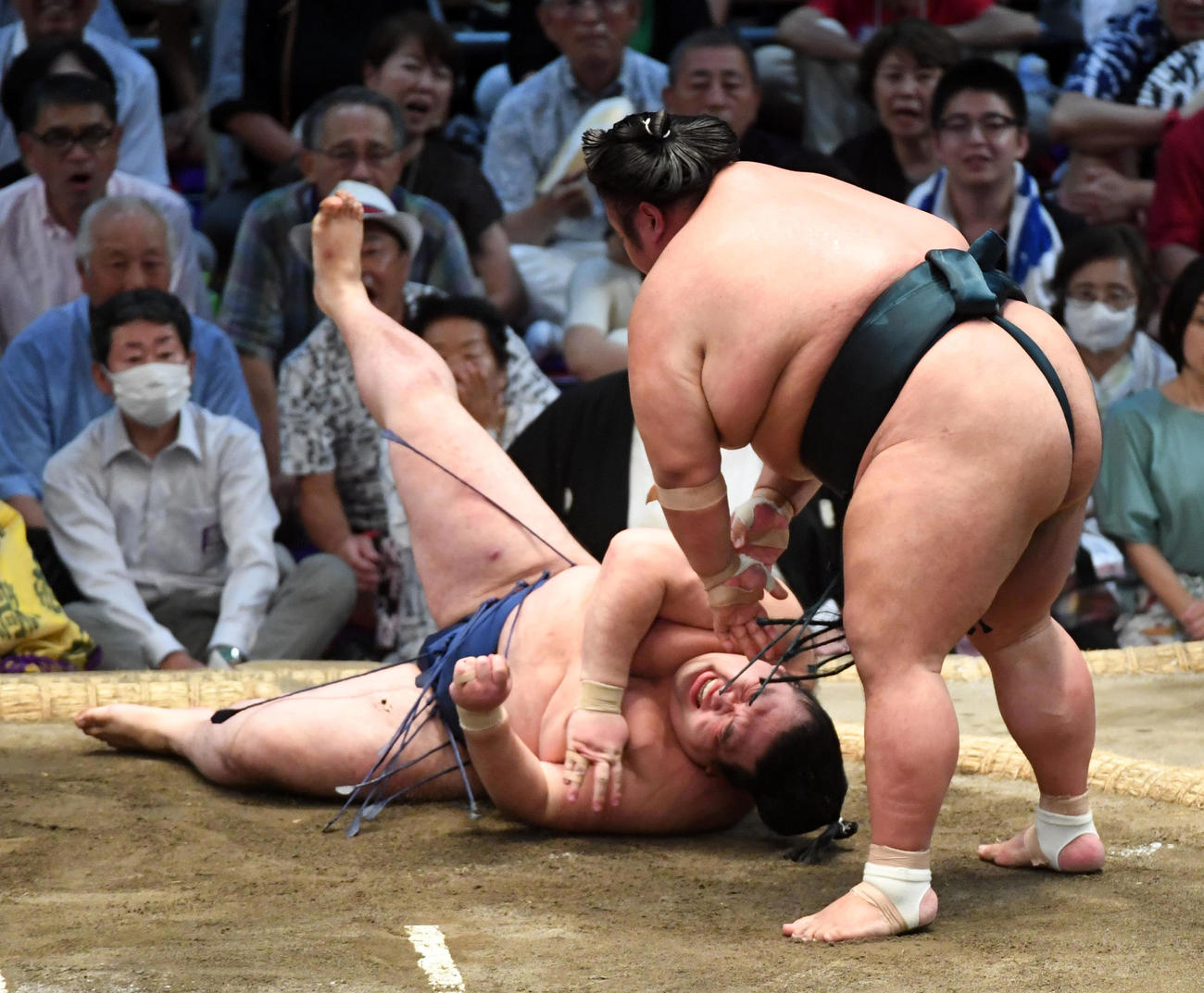 貴景勝（右）は突き落としで豪ノ山を破る（撮影・前岡正明）