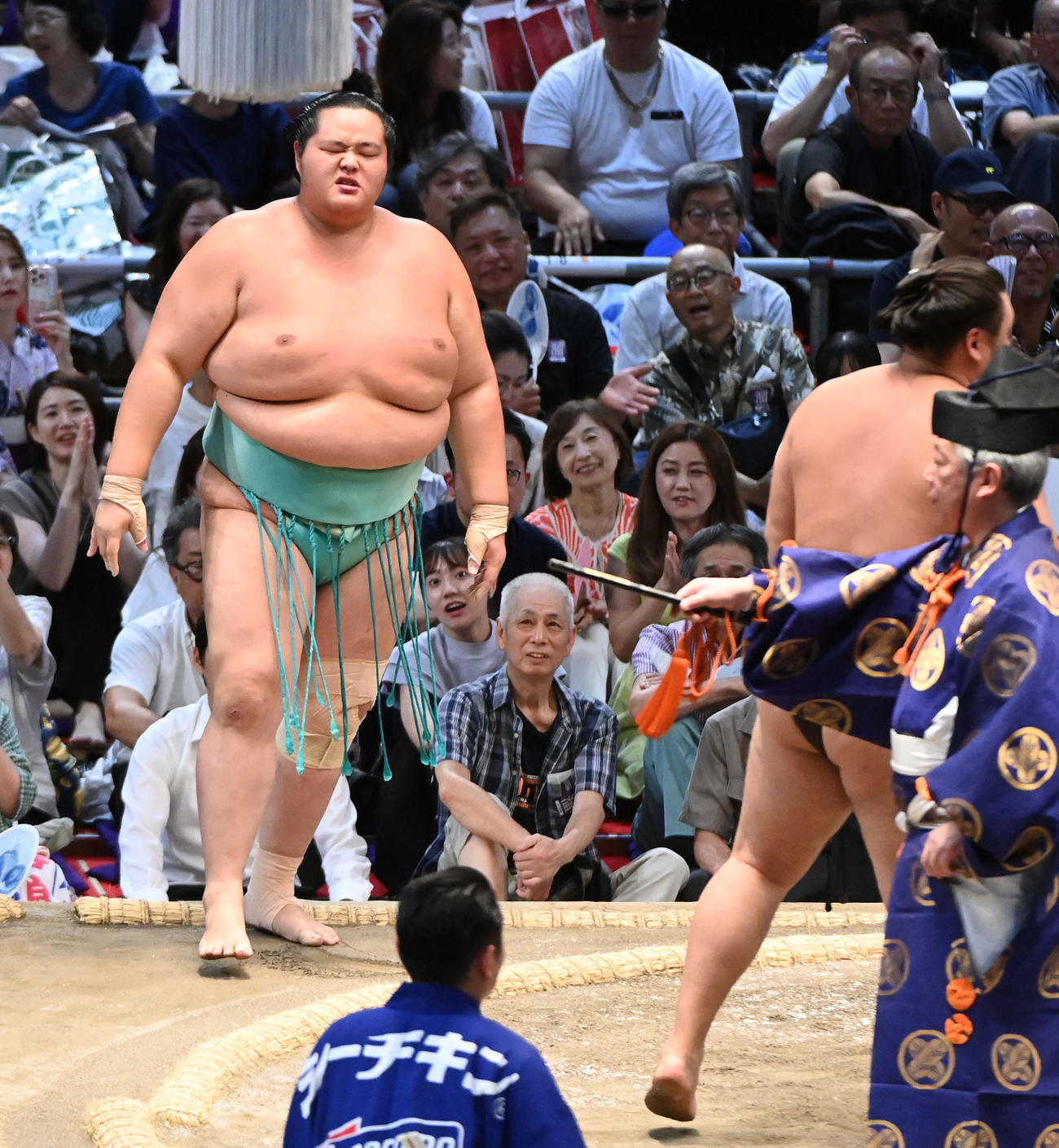 琴桜（左）は霧島に寄り切りで敗れる（撮影・森本幸一）