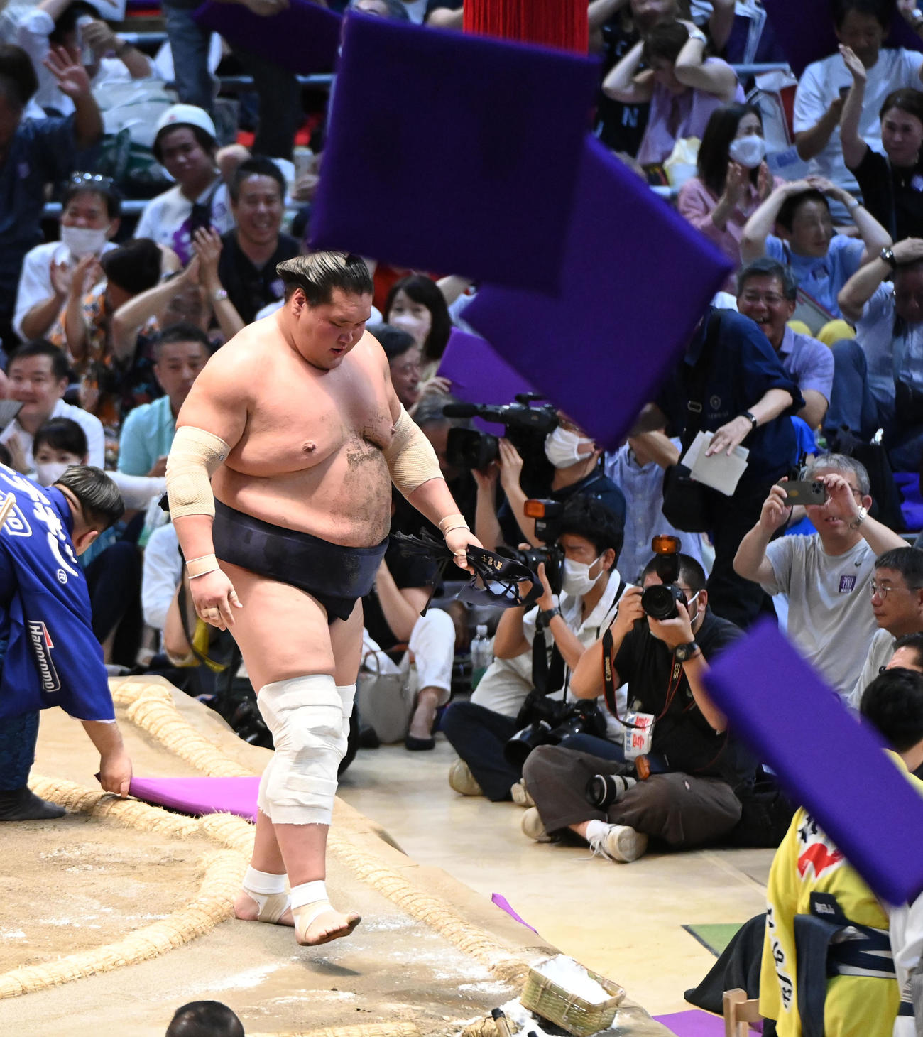 大の里に敗れ座布団が舞う中、土俵を降りる照ノ富士（撮影・森本幸一）