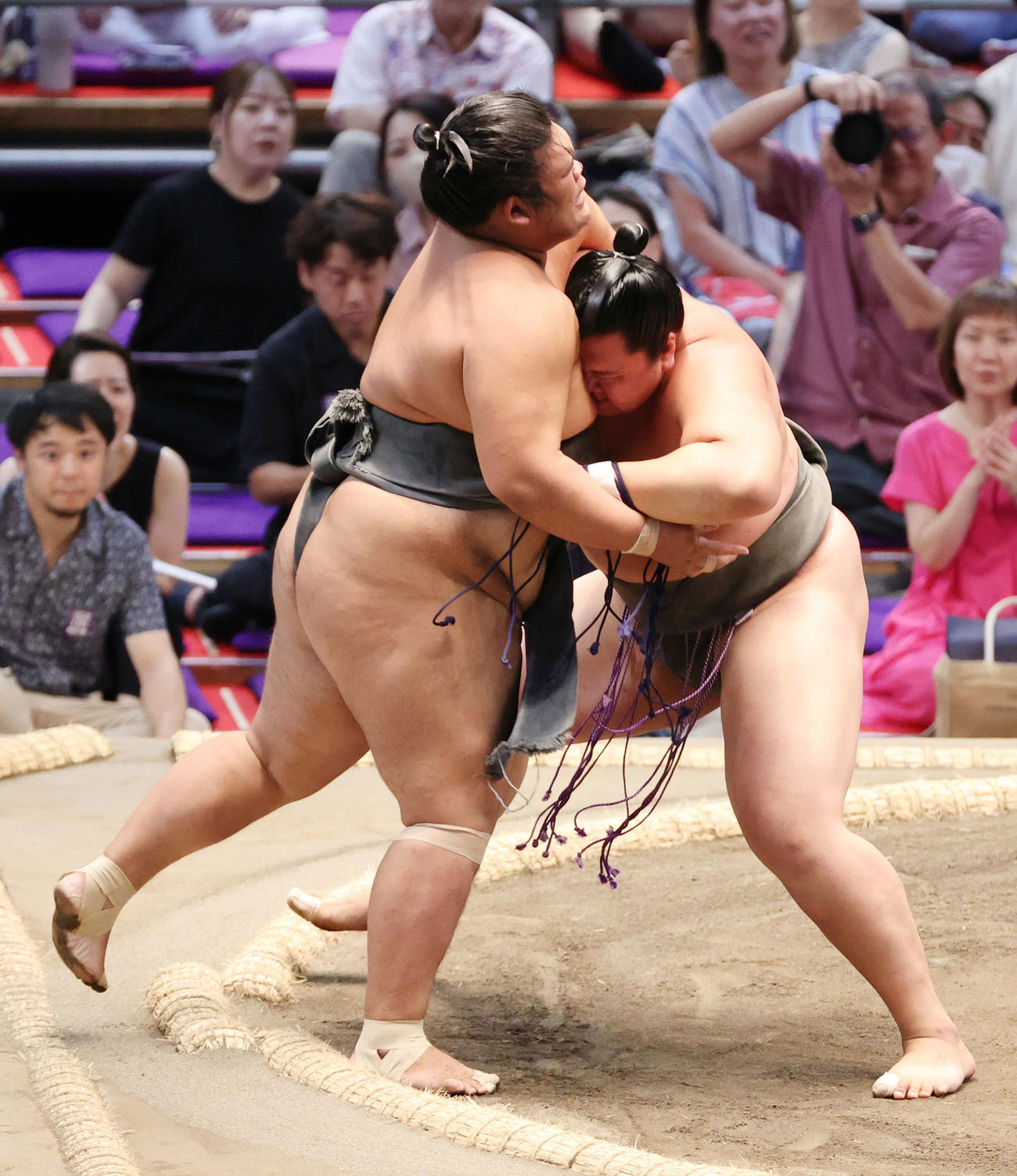 大青山は寄り切りで聖富士を破る（撮影・加藤孝規）