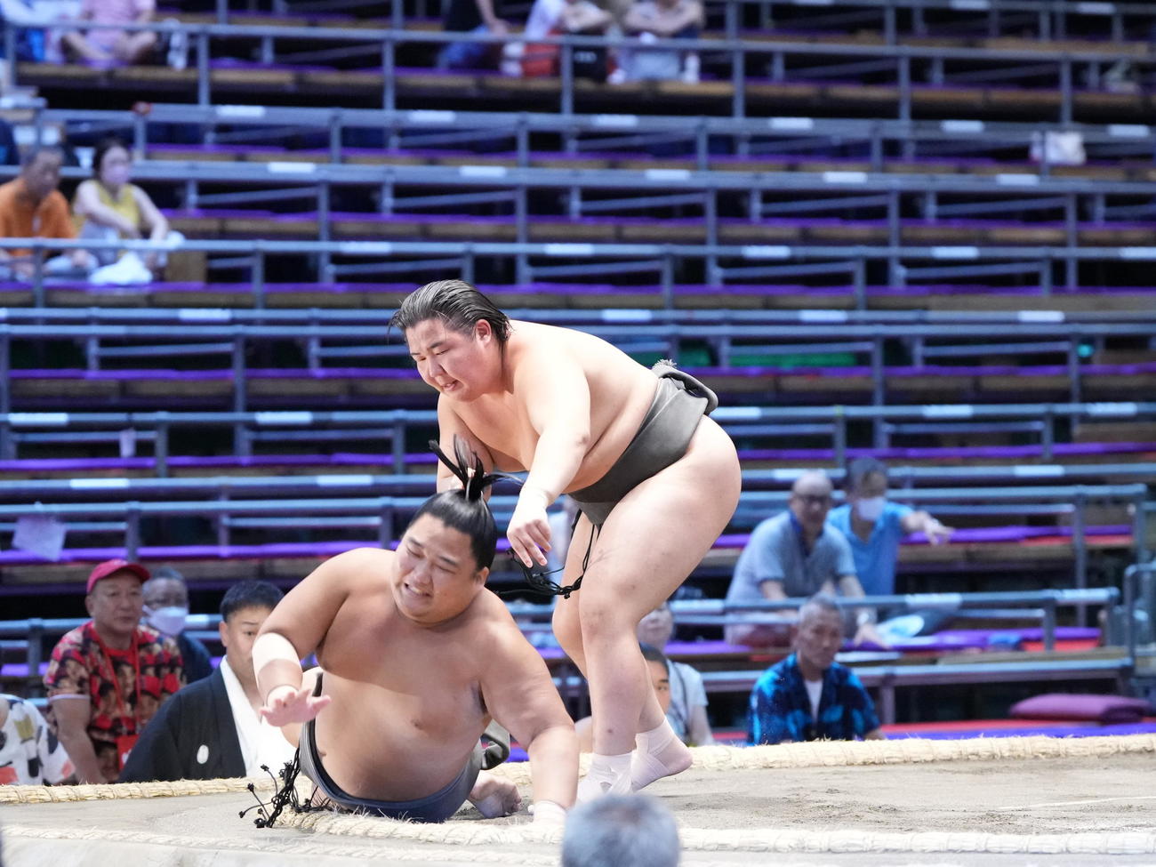 清水海は竹葉（手前）を上手出し投げで破り序ノ口優勝を決める（撮影・小沢裕）