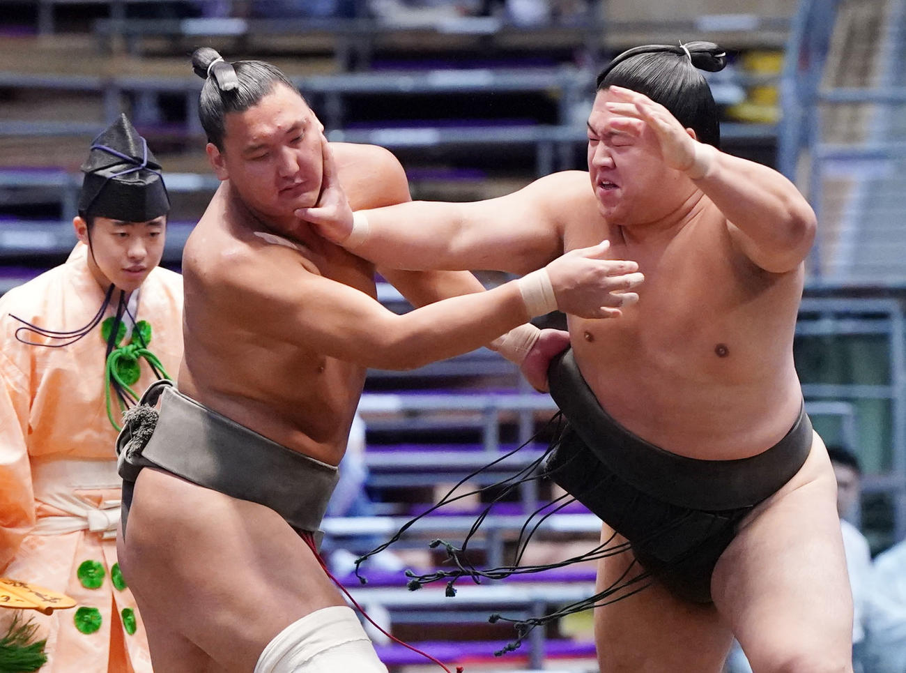聖白鵬（左）が三島を攻める（撮影・森本幸一）