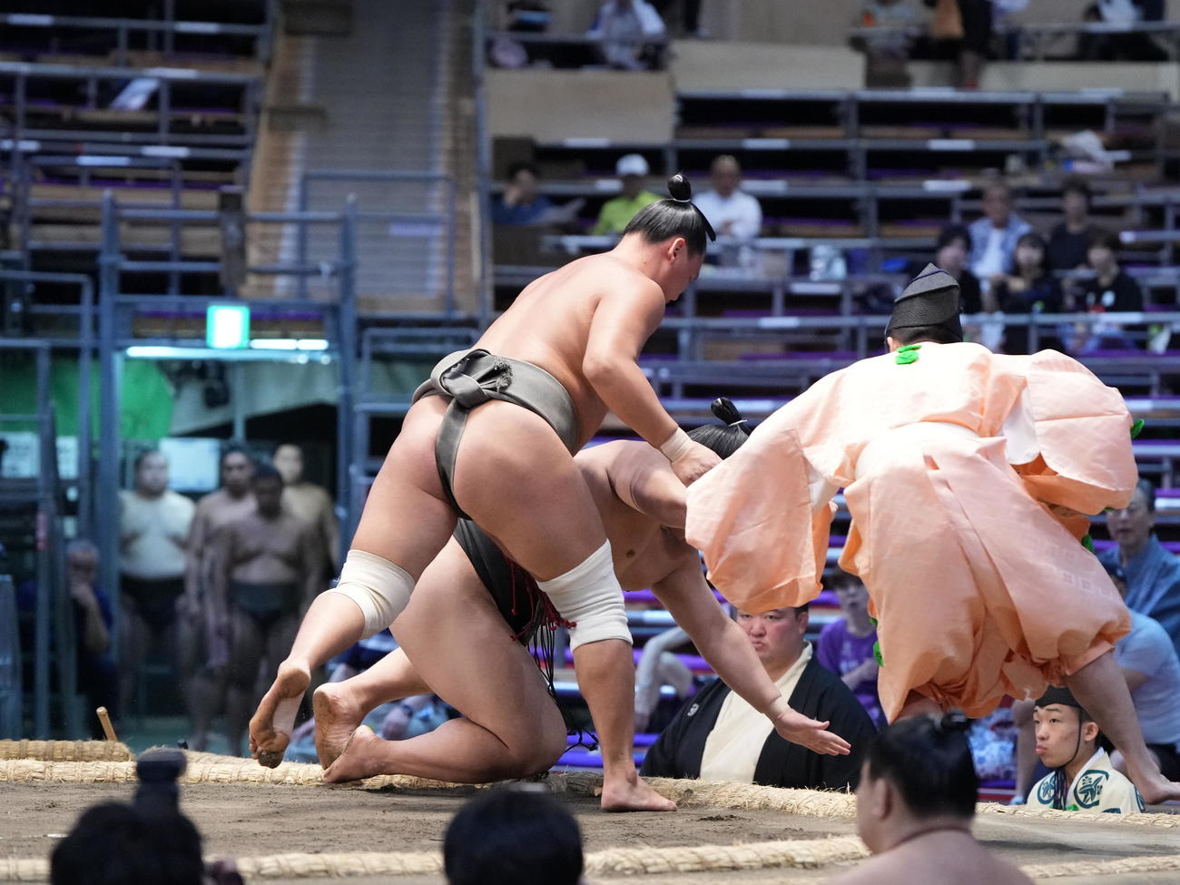 大相撲名古屋場所13日目、聖白鵬（左）は三島を上手出し投げで破り序二段優勝を決める（撮影・小沢裕）