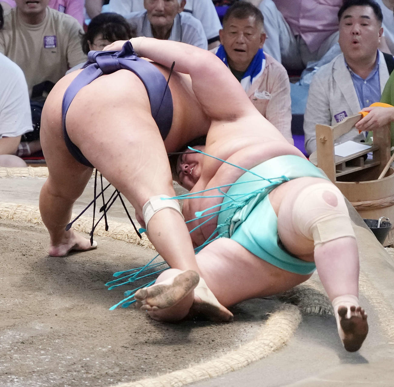 24年7月25日　豊昇龍（右）は琴桜を首投げで破る（撮影・小沢裕）